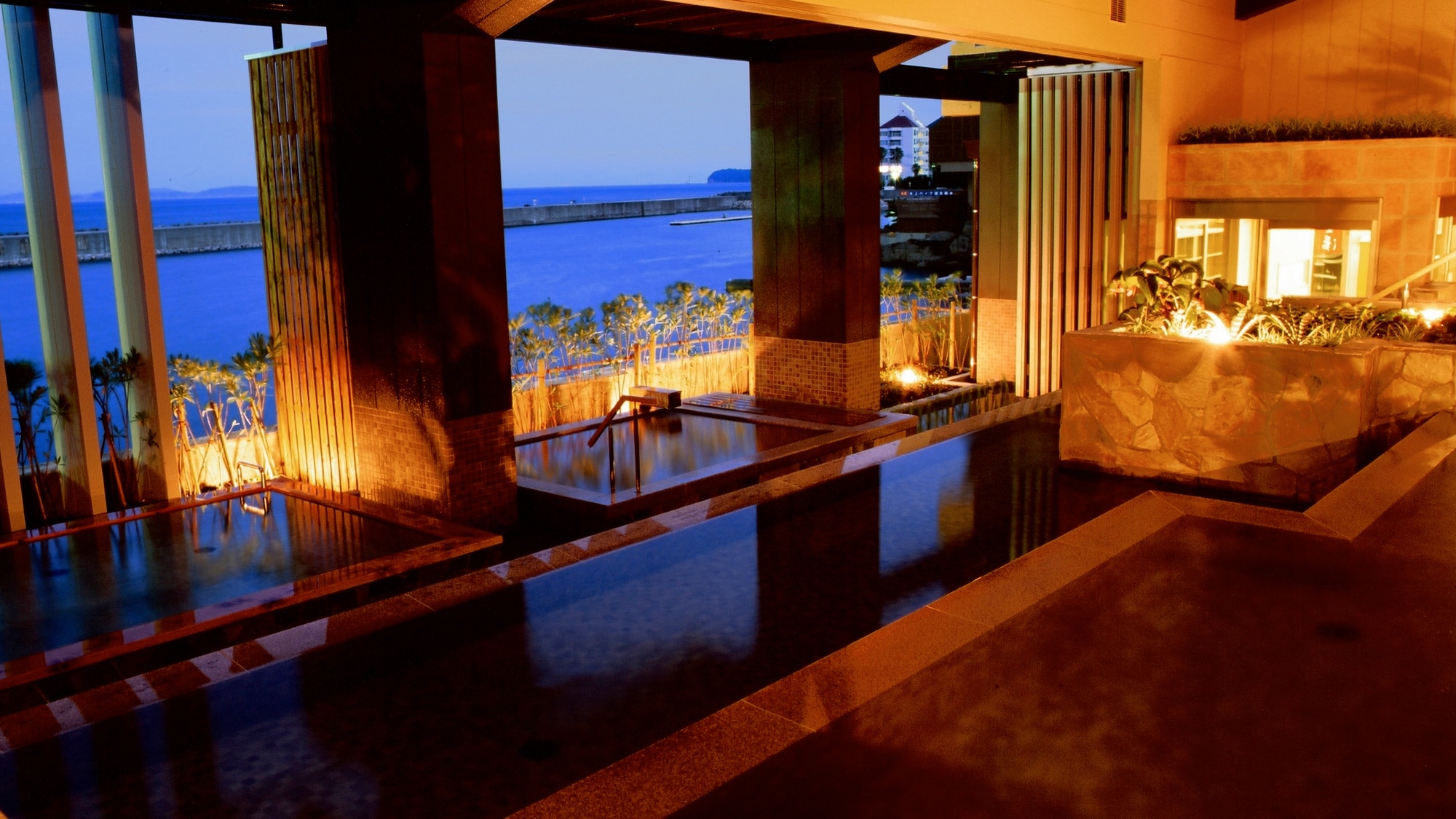 [Awaji Tanada no Yu] ห้องอาบน้ำสามชั้นที่มีลวดลายของทิวทัศน์ดั้งเดิมของเกาะ Awaji "นาข้าวขั้นบันได" สุโมโตะออนเซ็นและฟุรุโมเอะออนเซ็นในเวลาเดียวกัน