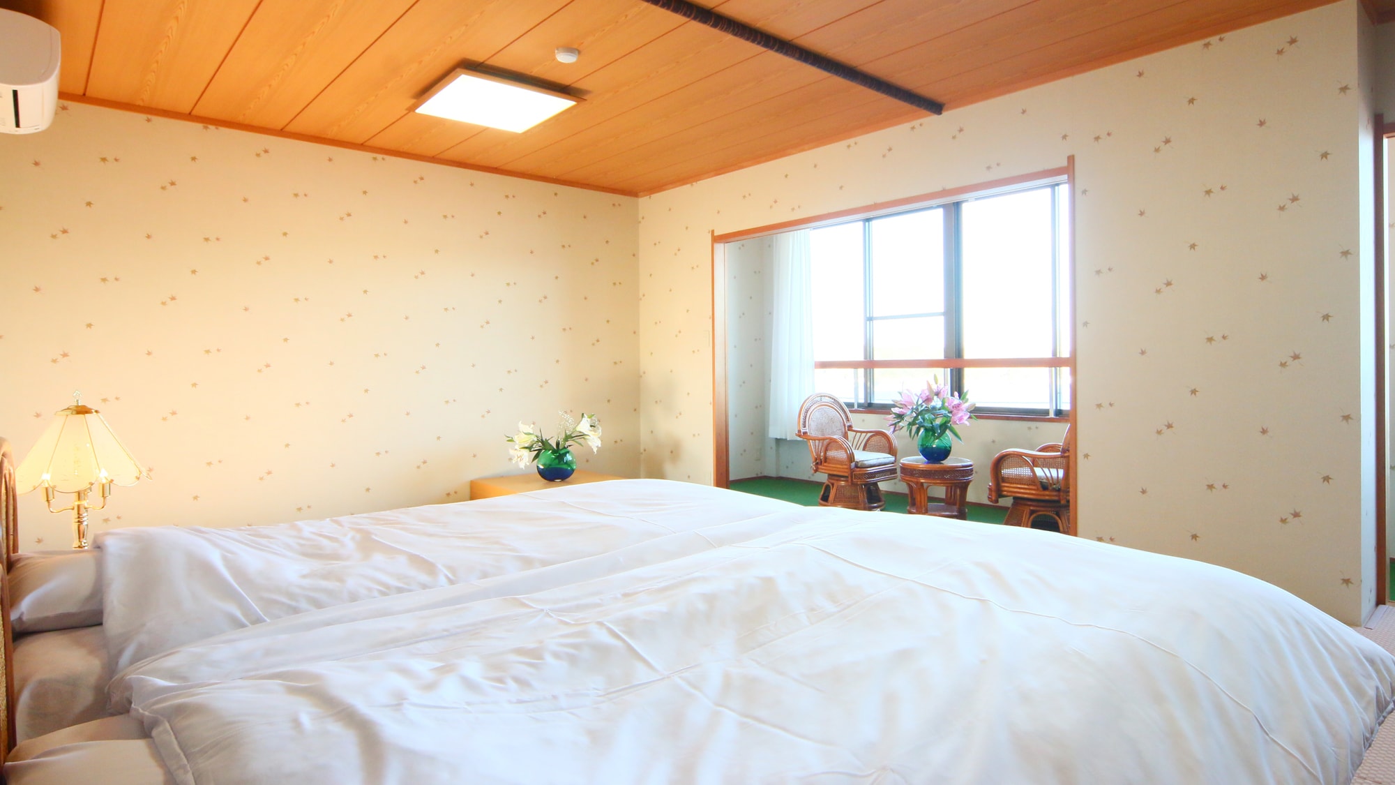 [Japanese-style bedroom] A relaxing space with a bed in a 10-tatami Japanese-style room.