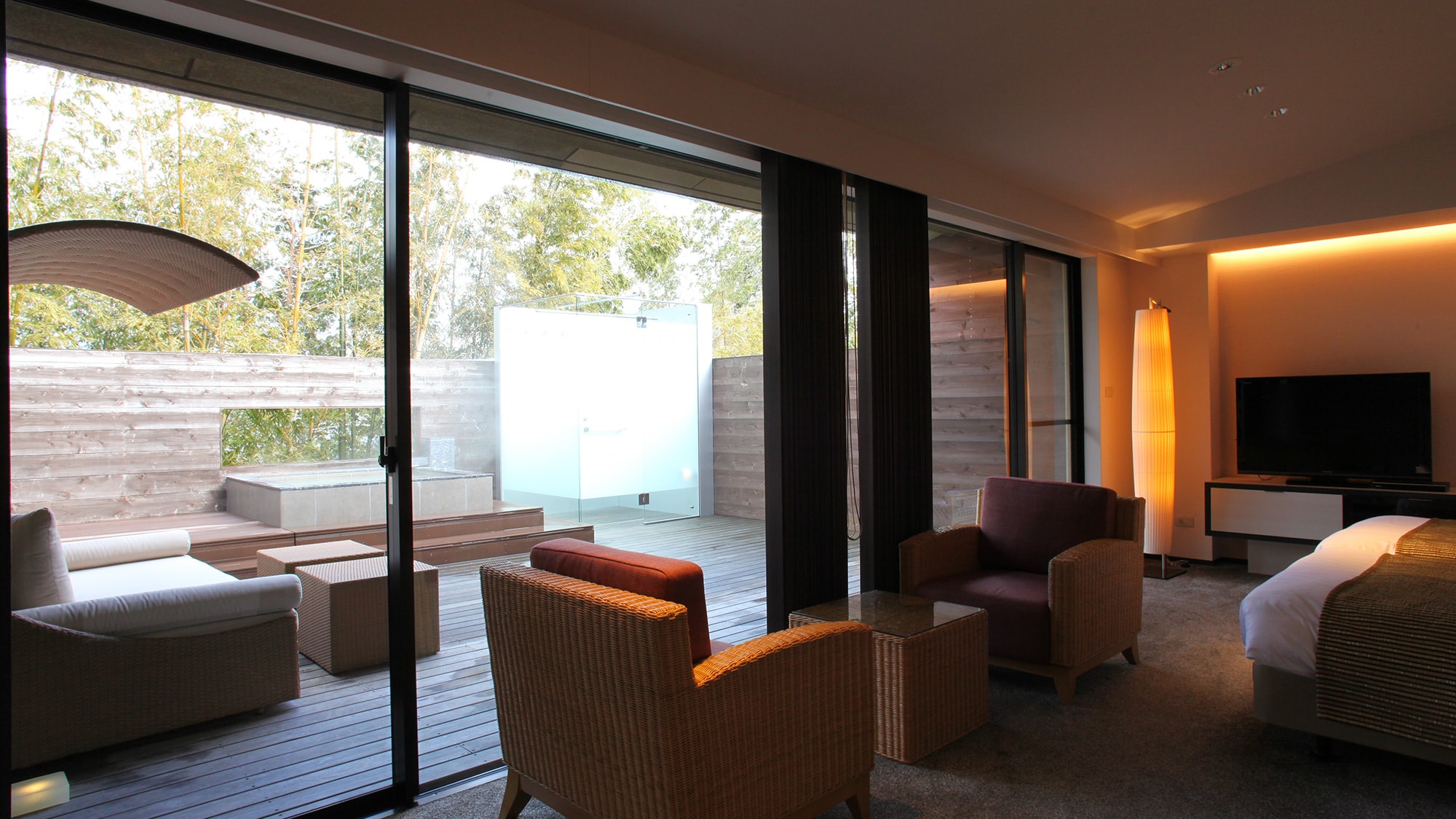 [Shion] A bed and living room with a view of Hakone from a large window on one side