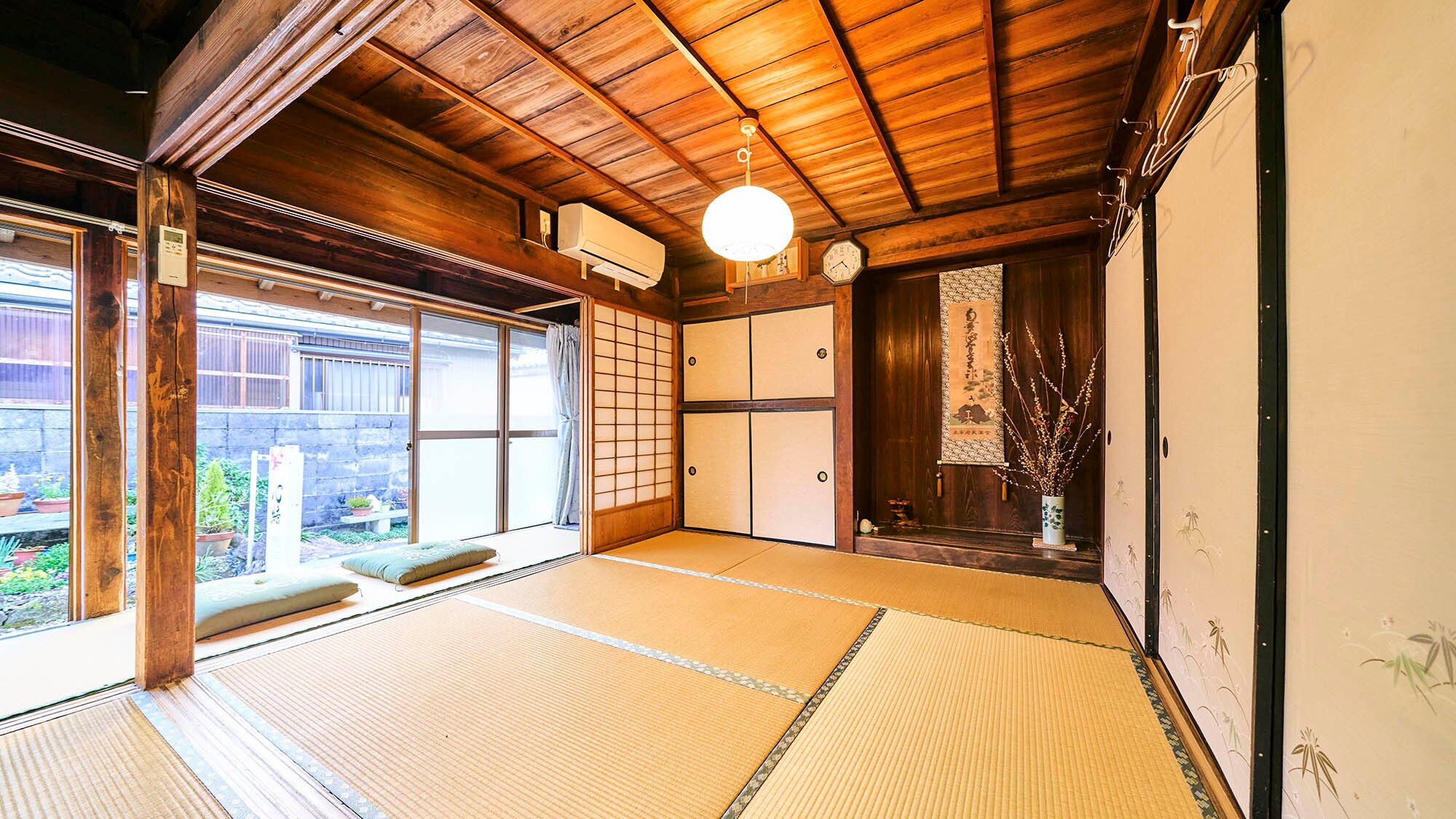 ・[Building A/Bedroom 1] It is open and bright, and you can spend your mornings feeling refreshed.