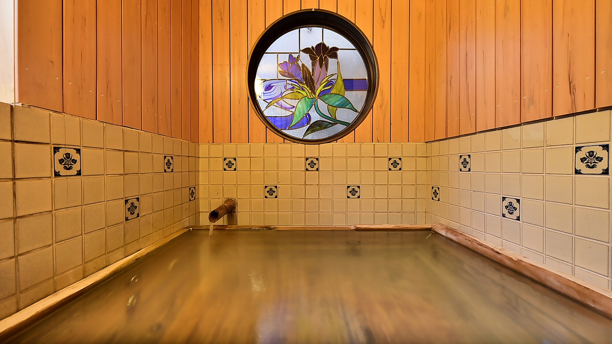 ● Kính màu trong phòng tắm của phòng suối nước nóng "Bisho-tei" thuộc Phụ lục có bồn tắm Ouchi liền kề