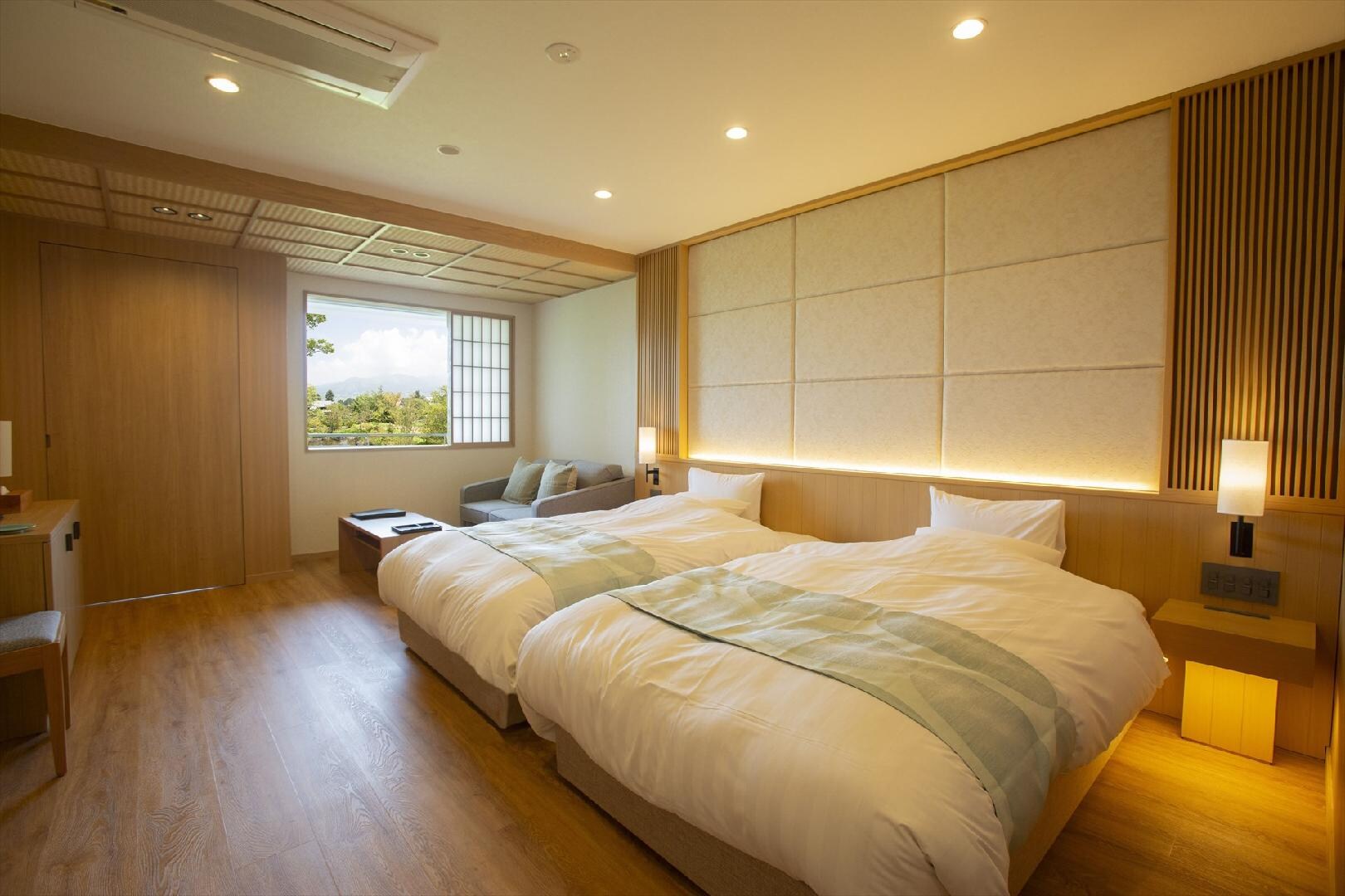 [Panoramic view of the five peaks of Mt. Aso] Western-style twin room with shower room