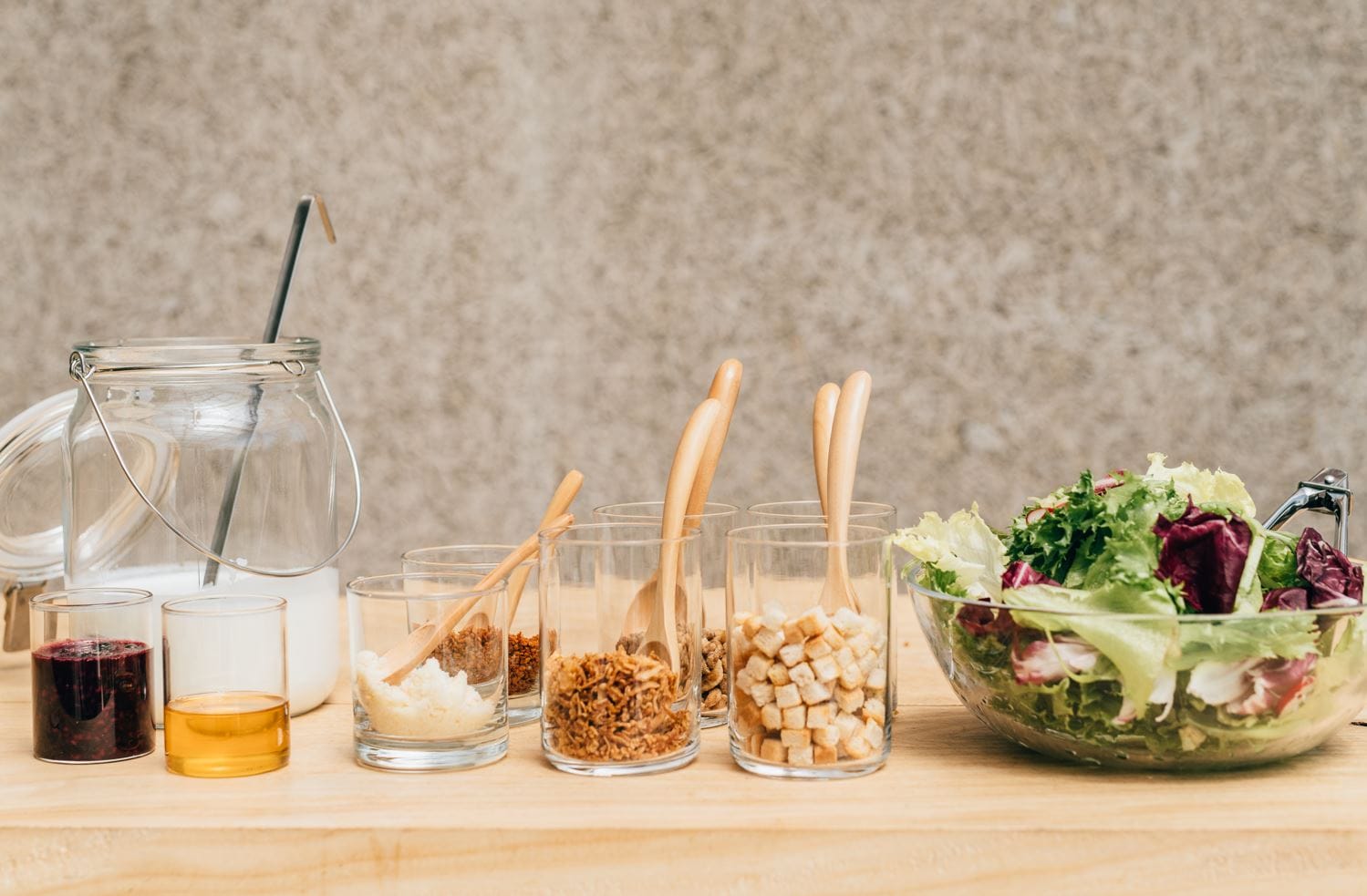 [Breakfast (salad, yogurt)]
