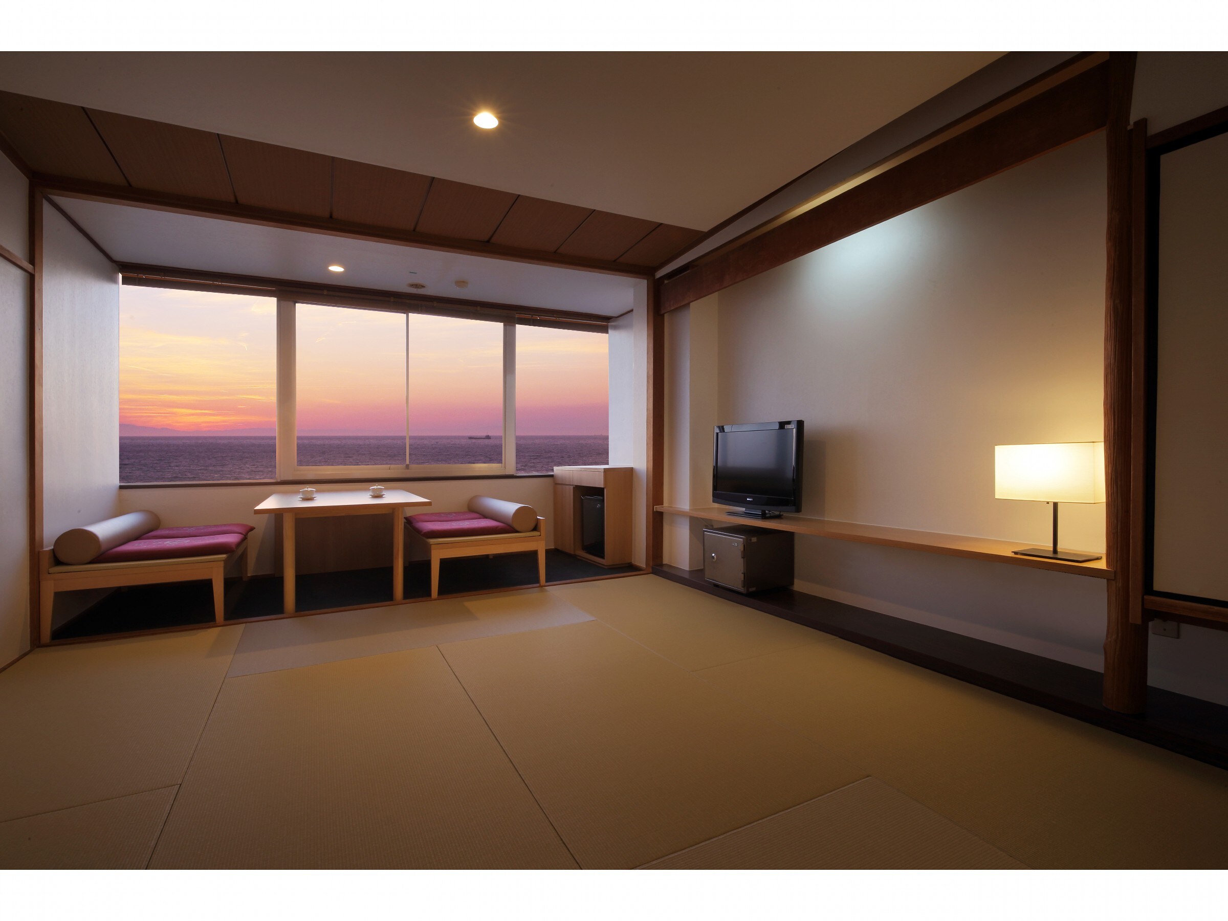 Sea side Japanese-style room