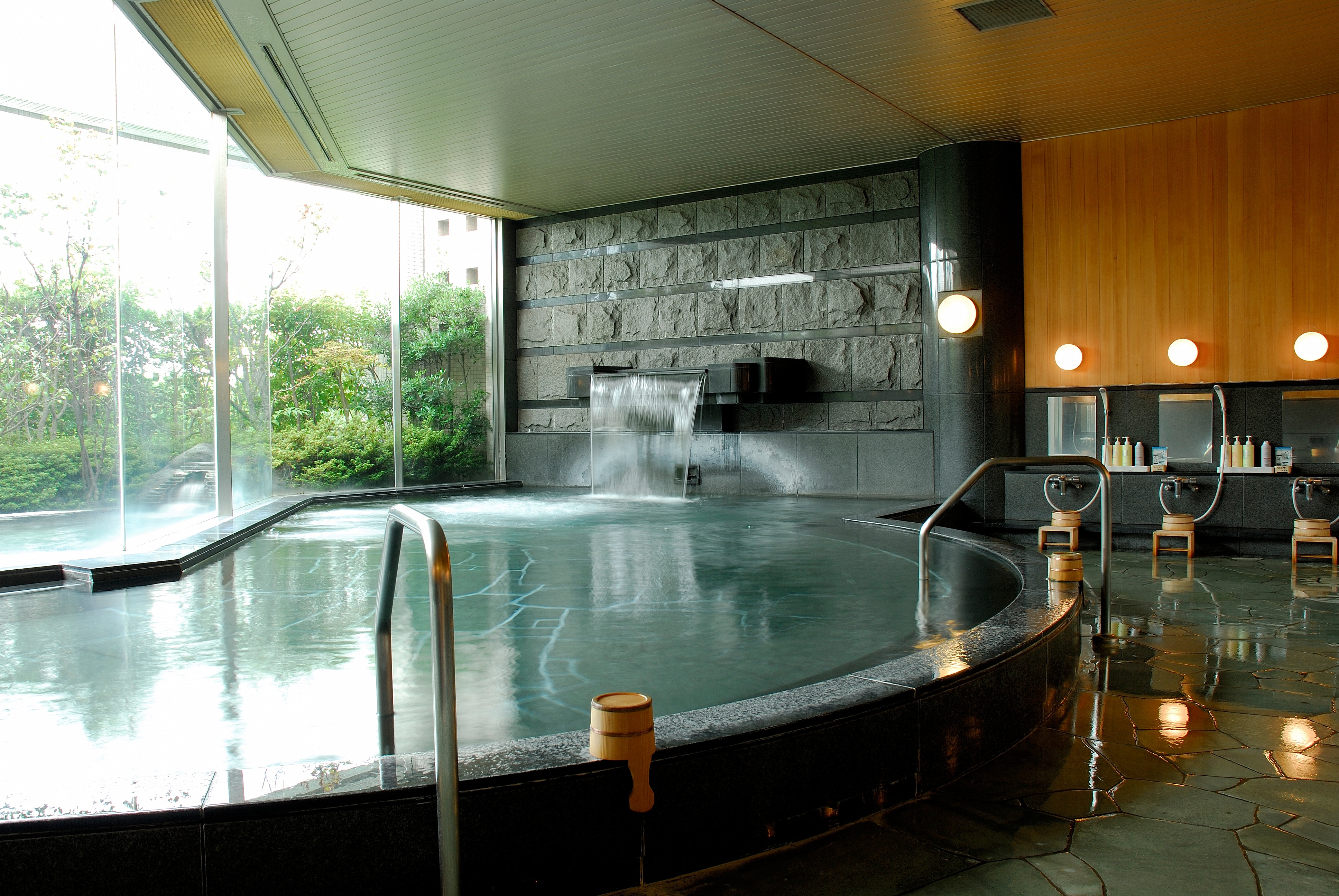 Large hot spring bath [daytime]
