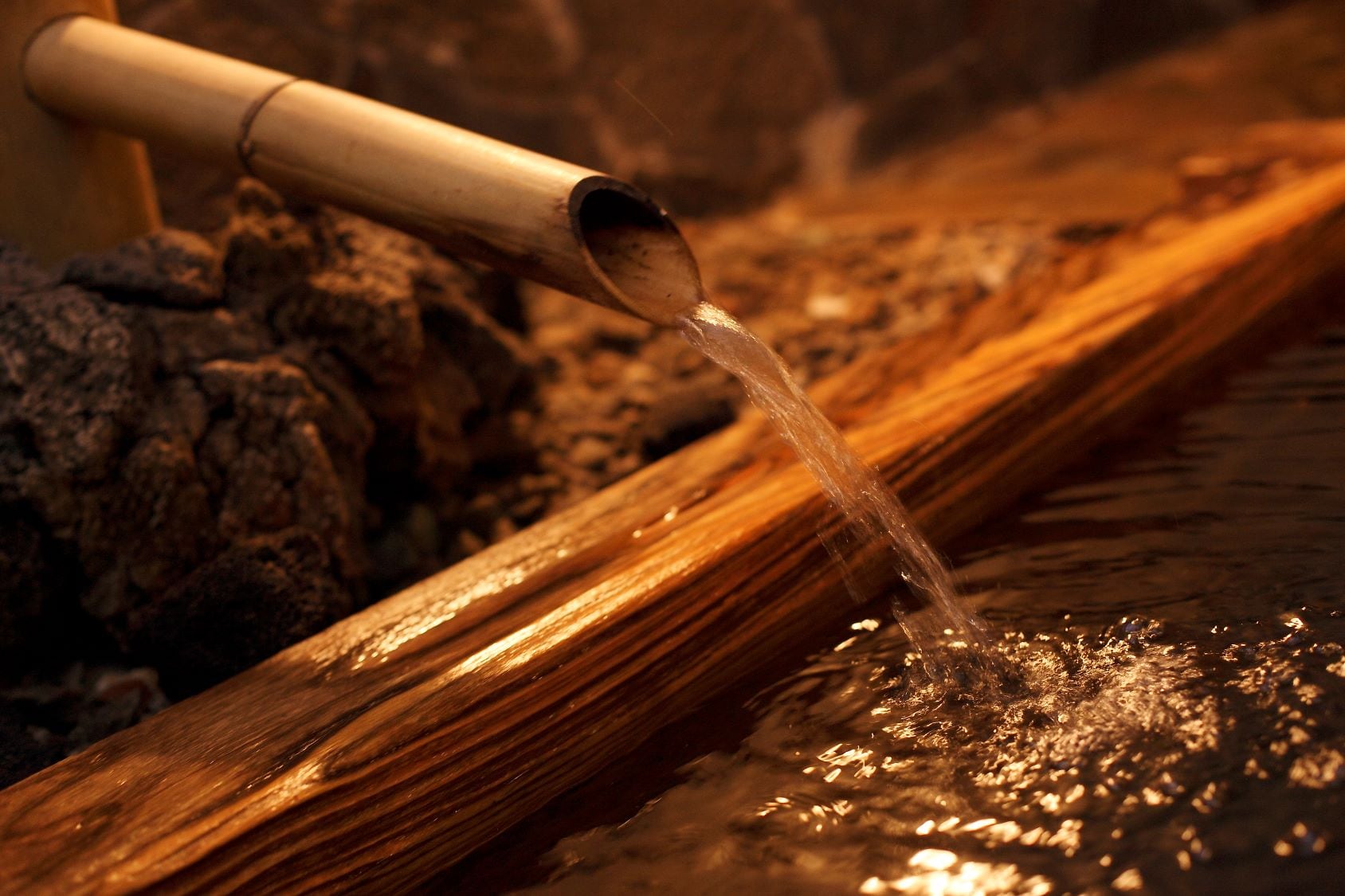 Please heal your body and soul with the hot water flowing from the source.