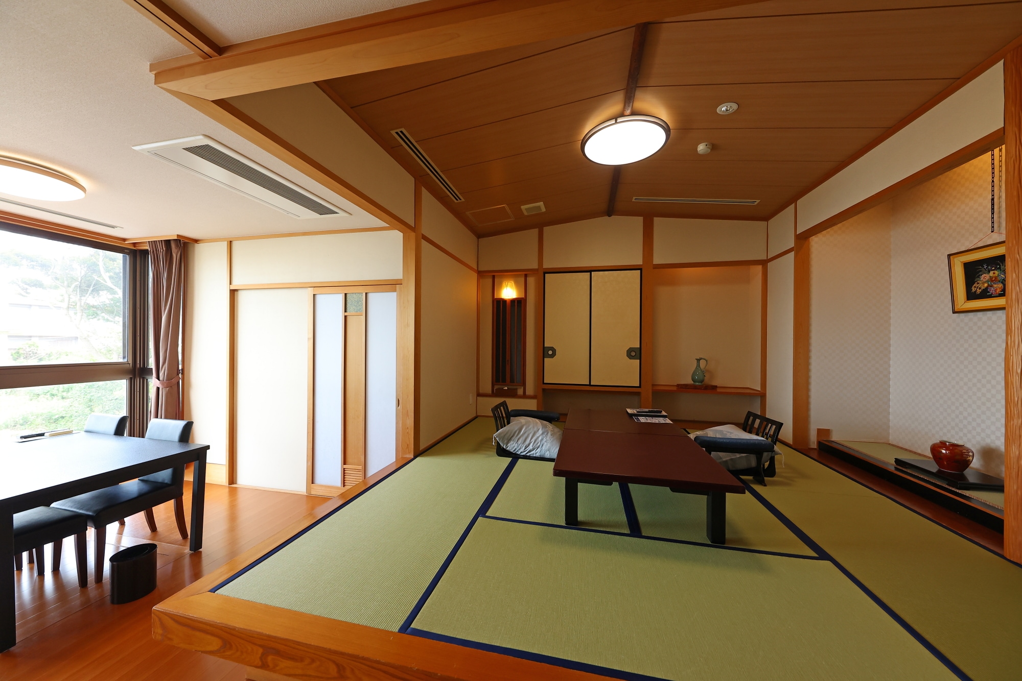 Barrier-free Japanese-Western style room with open-air hot spring bath (Japanese-style space)