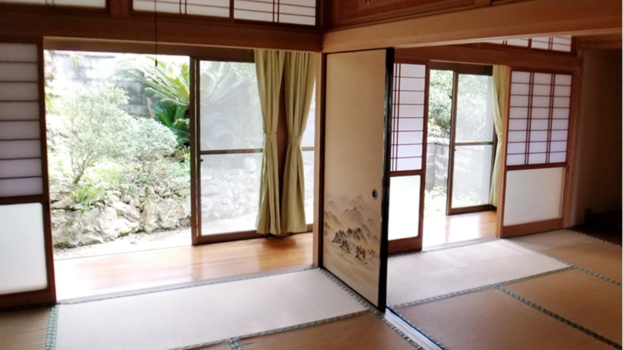 ・ <Room> A large Japanese-style room where you can relax on tatami mats.