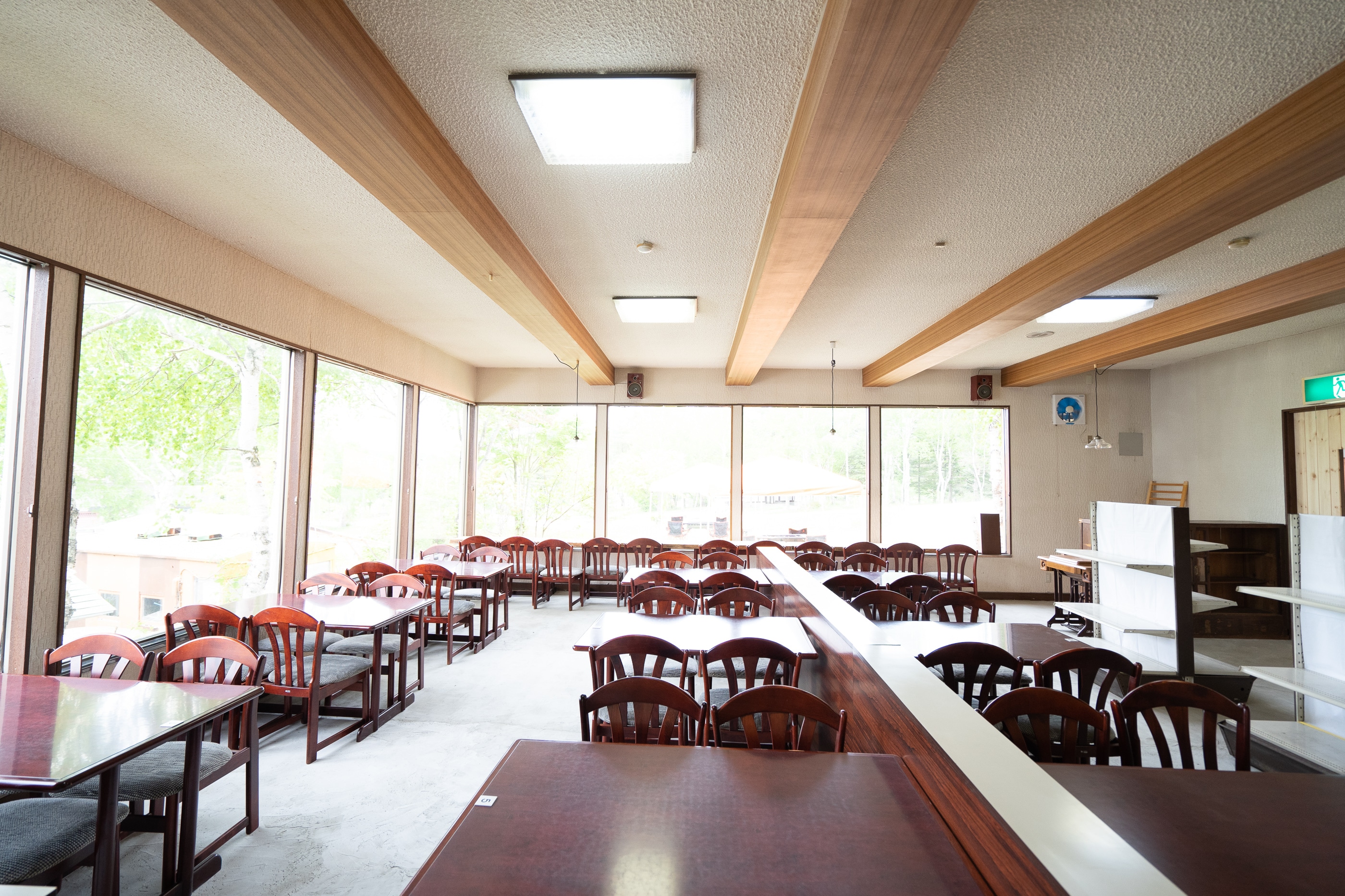 The breakfast restaurant is a free space