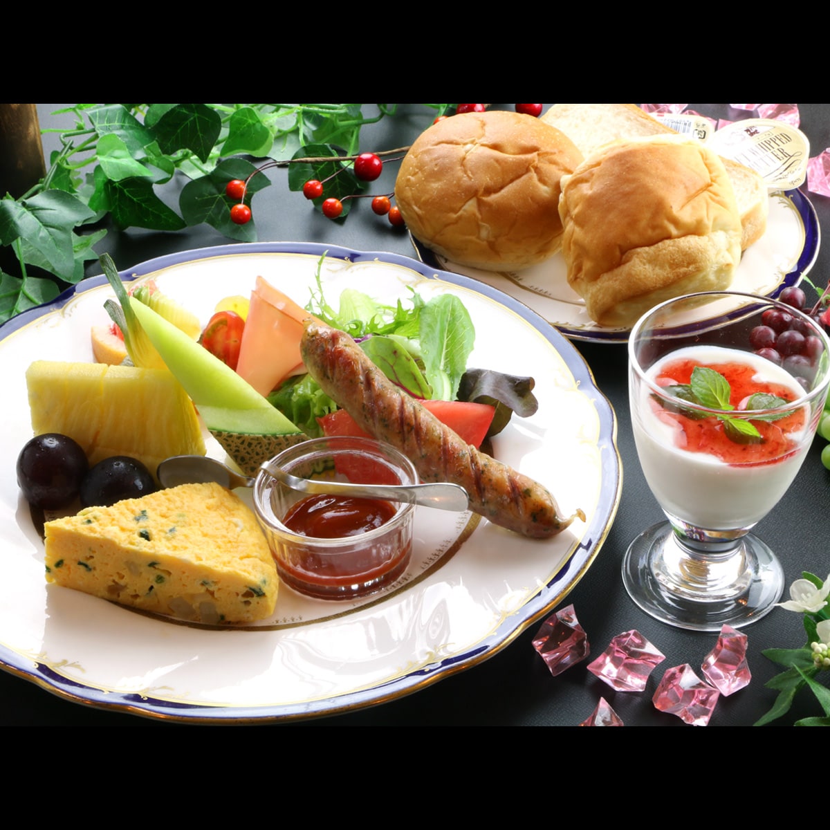 [Breakfast example] Enjoy fresh fruits, vegetables, and bread in the morning