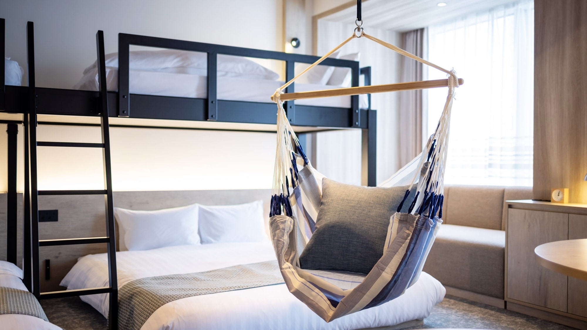 [Phòng Deluxe Suite Bank] Phòng có ghế võng được lắp đặt trong phòng để kích thích tính vui tươi của bạn.