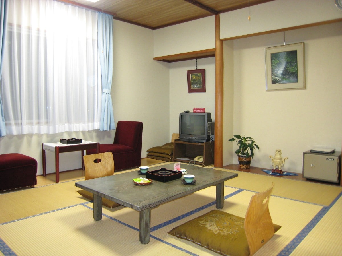 [Mountain side Japanese-style room] Maximum capacity: 4 people