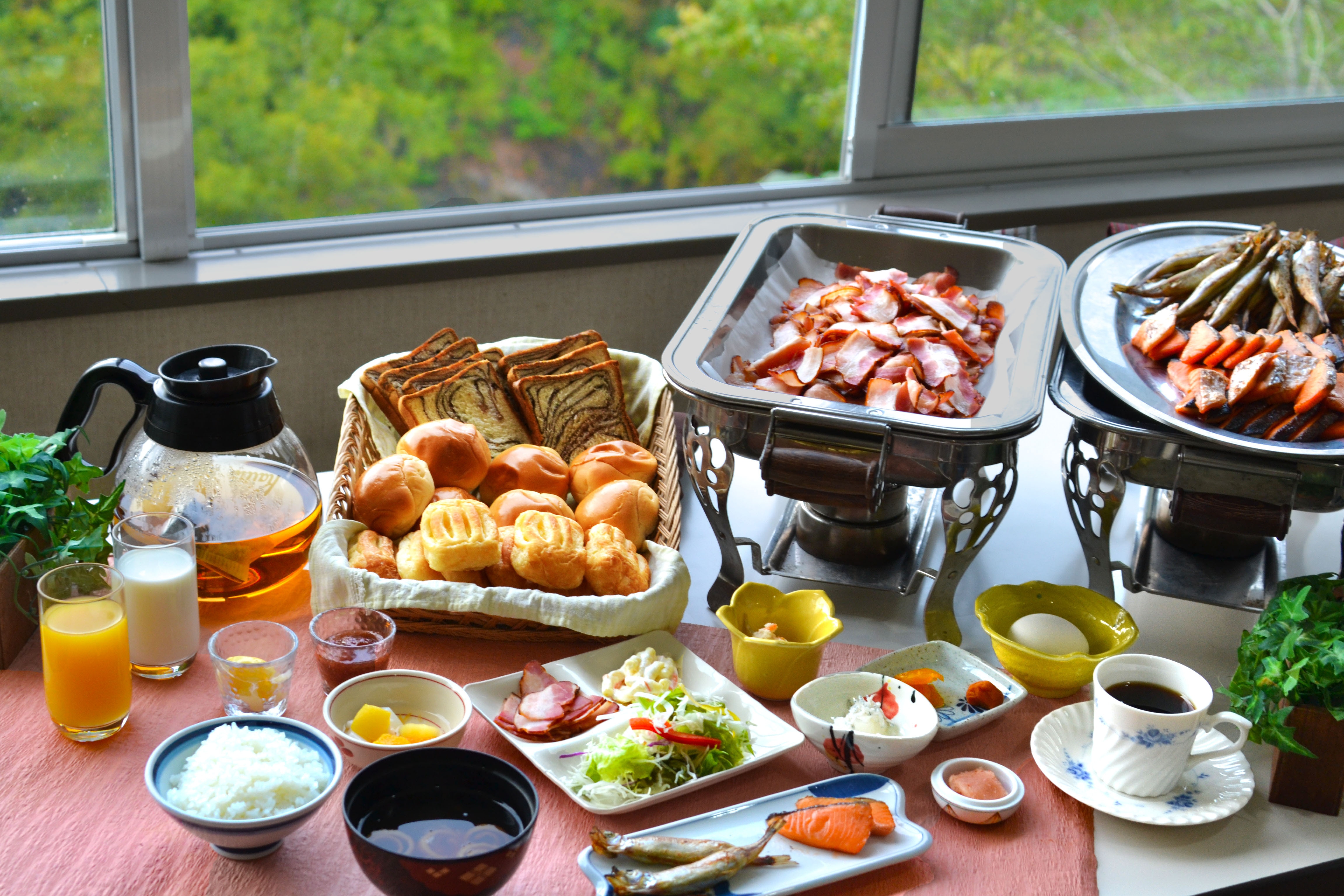 Breakfast buffet (may be a Japanese set menu depending on the season)