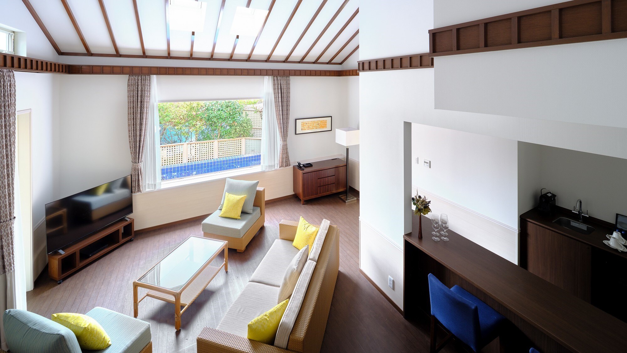 [Aqua Terrace Royal Pool Suite] Equipped with a living room, dining room and bedroom on the 1st floor