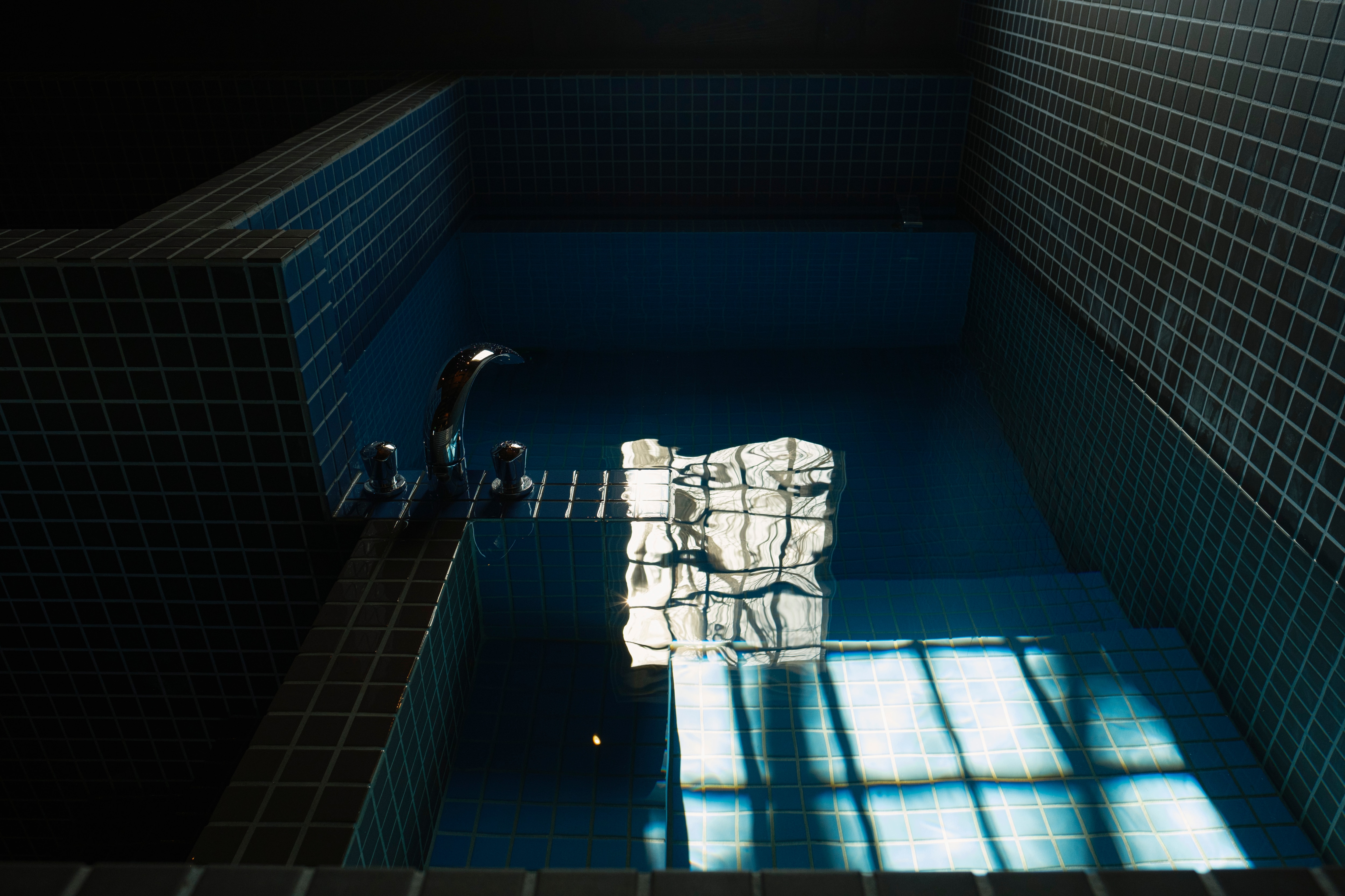 Sauna｜Pemandian air bawah tanah yang mengalir bebas yang dulunya digunakan untuk menyeduh sake yang "menyegarkan".