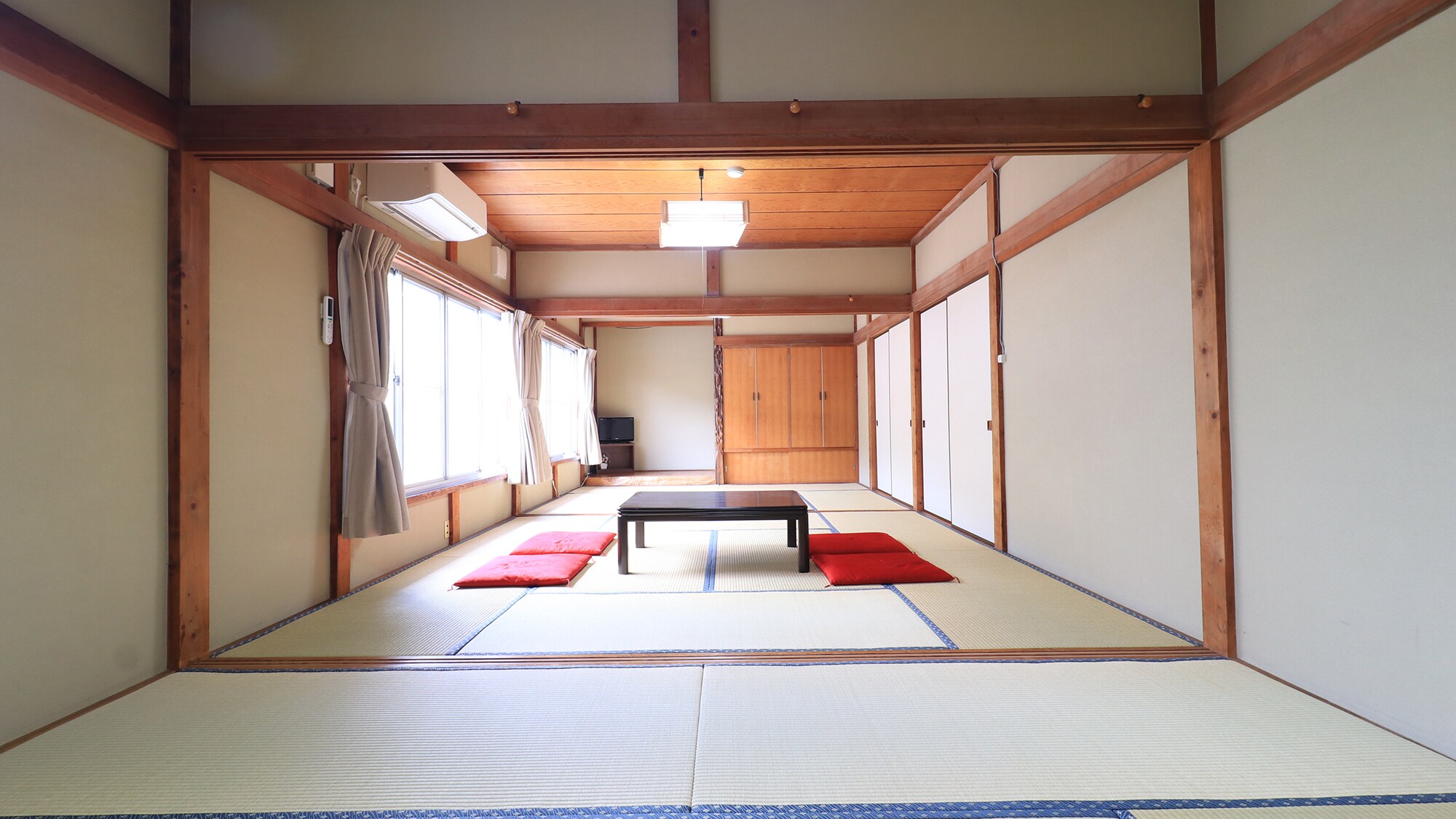 [Main building] Japanese-style room, 20 tatami mats, suitable for groups*