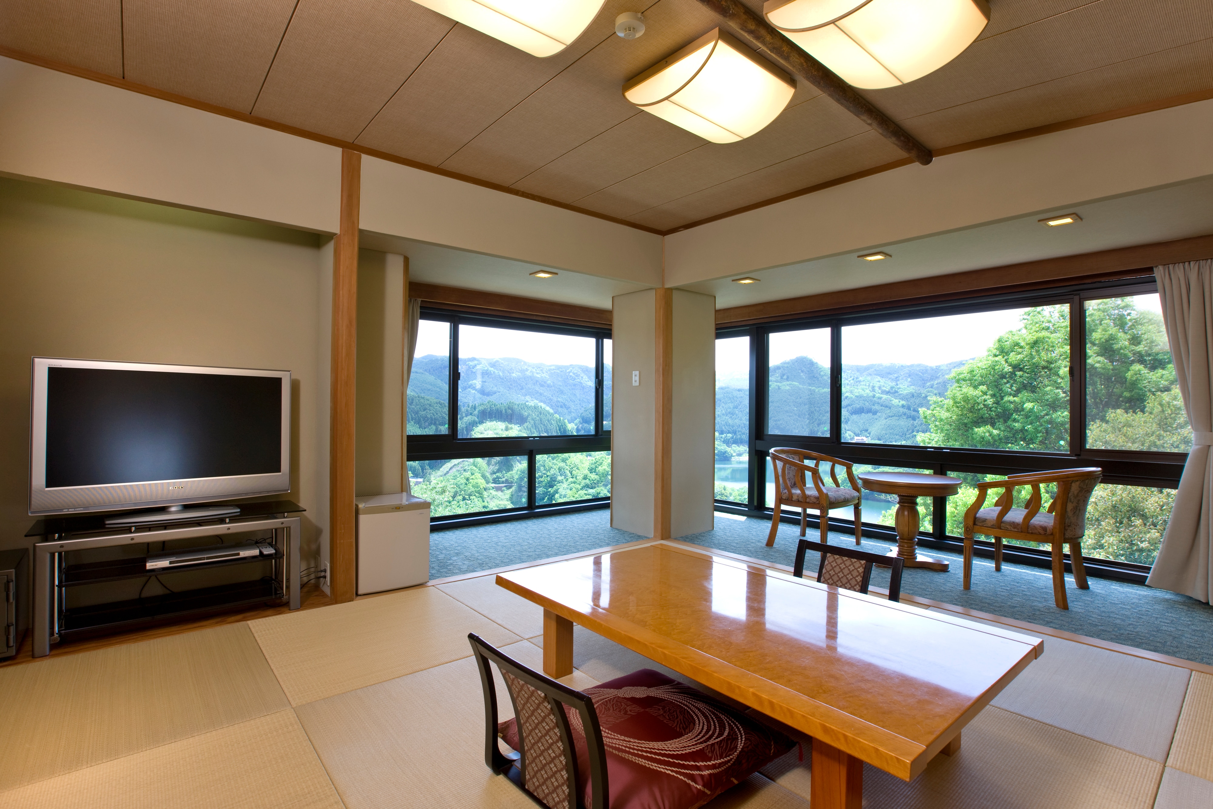 Japanese-style corner room with a lake view (non-smoking from April 2021)