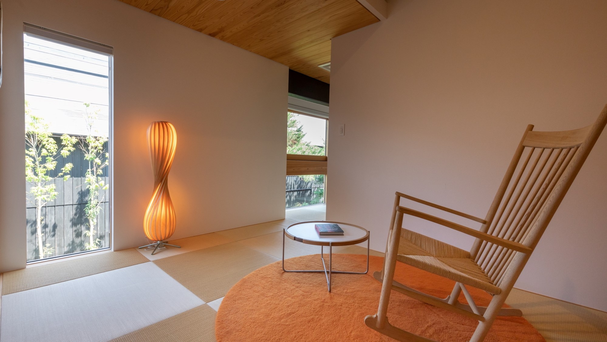 [KURA05] Set up a second living room that is ideal for meditation, and place a Hans J. Wegner rocking chair.