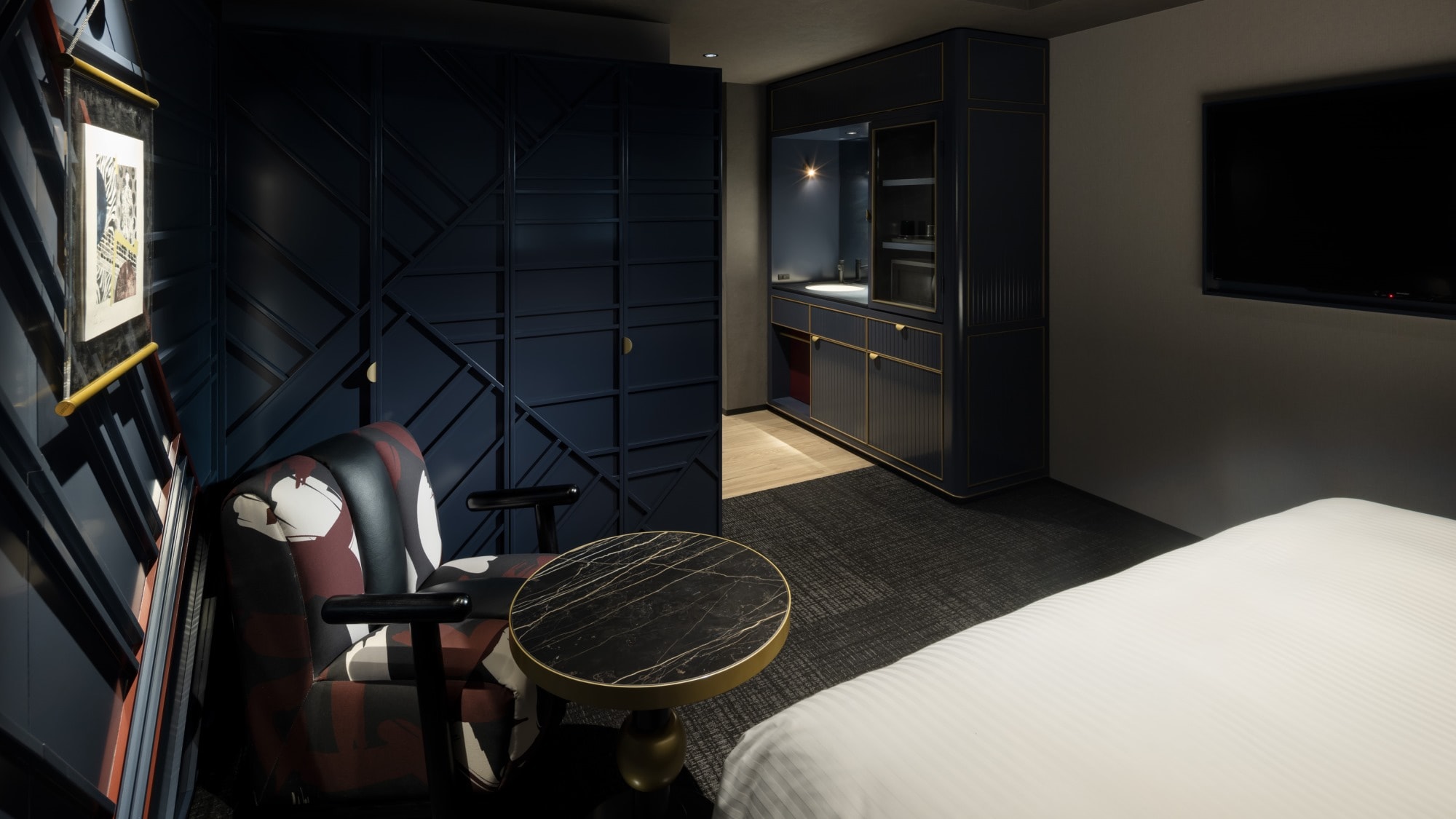 ◆Superior Queen Living｜Please relax with a table and chairs.