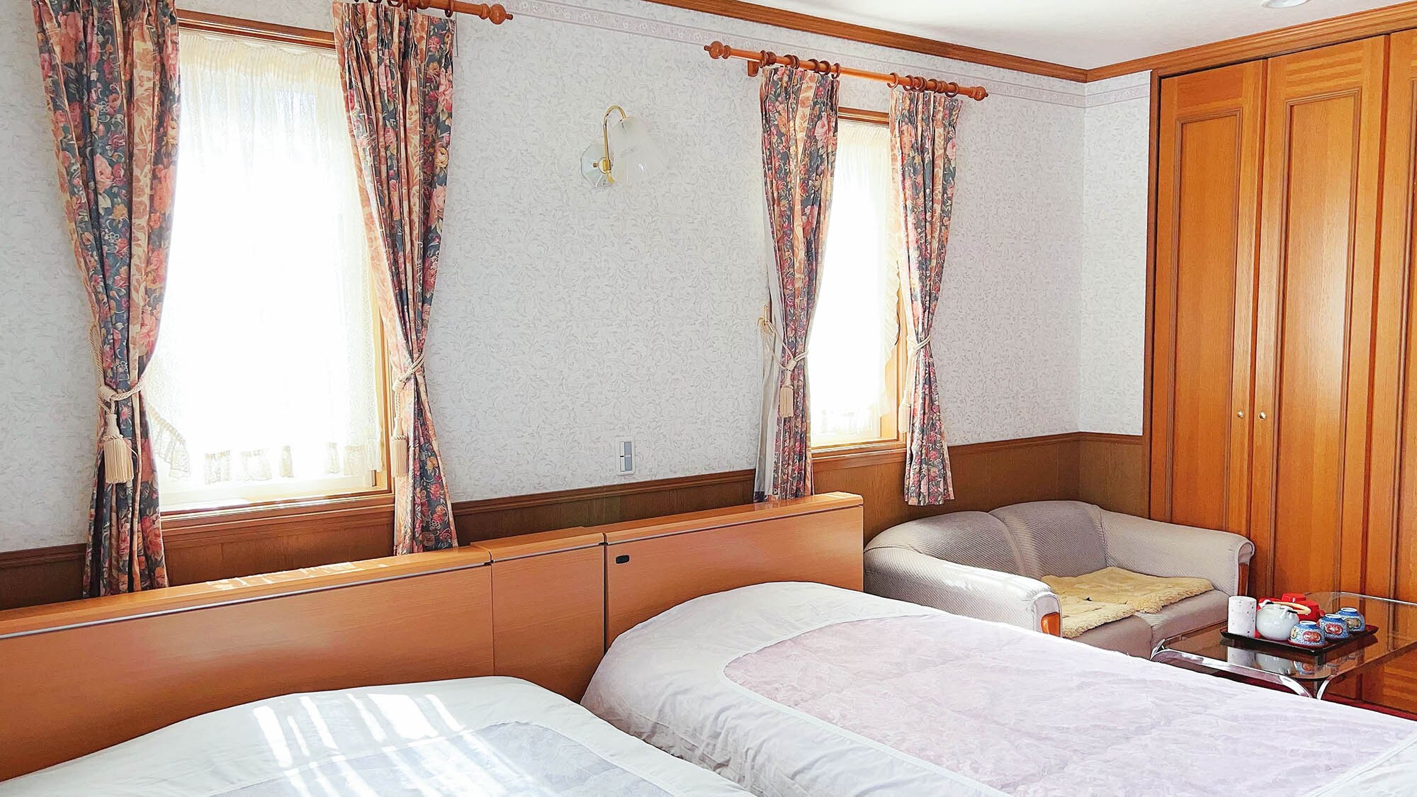 ・[202] Equipped with 1 single bed, 2 semi-double beds, and 1 extra bed