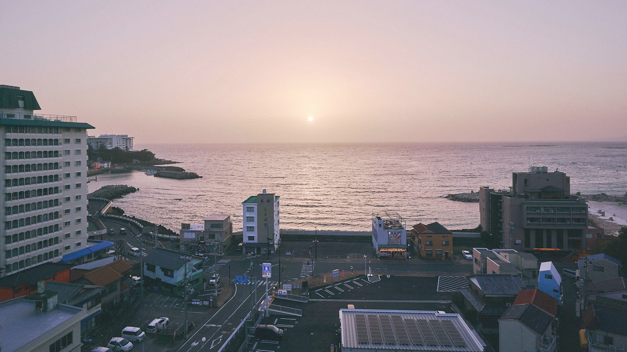 ・[公寓海景]您可以在房間內欣賞美麗的蒼白日落。