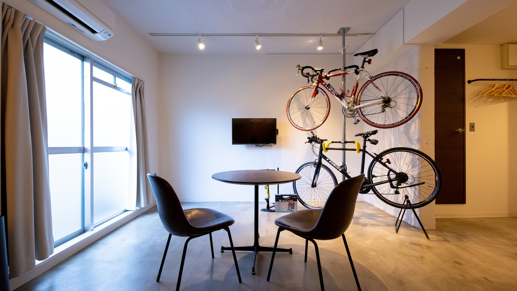 Ada juga tempat untuk menaruh sepeda di dalam kamar