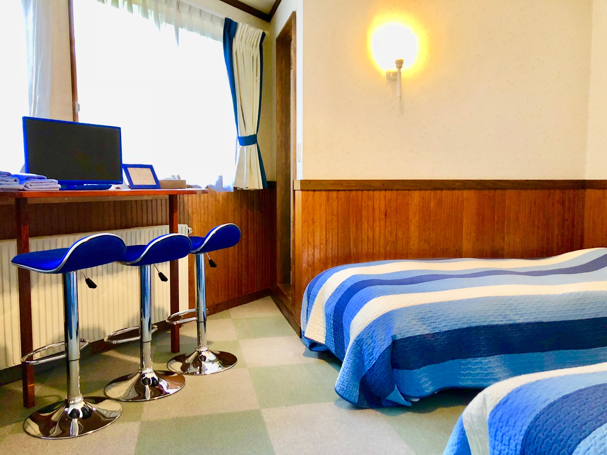 ~ It is a twin room with a sofa of "Shinshinkan" Arts color in the distance ~