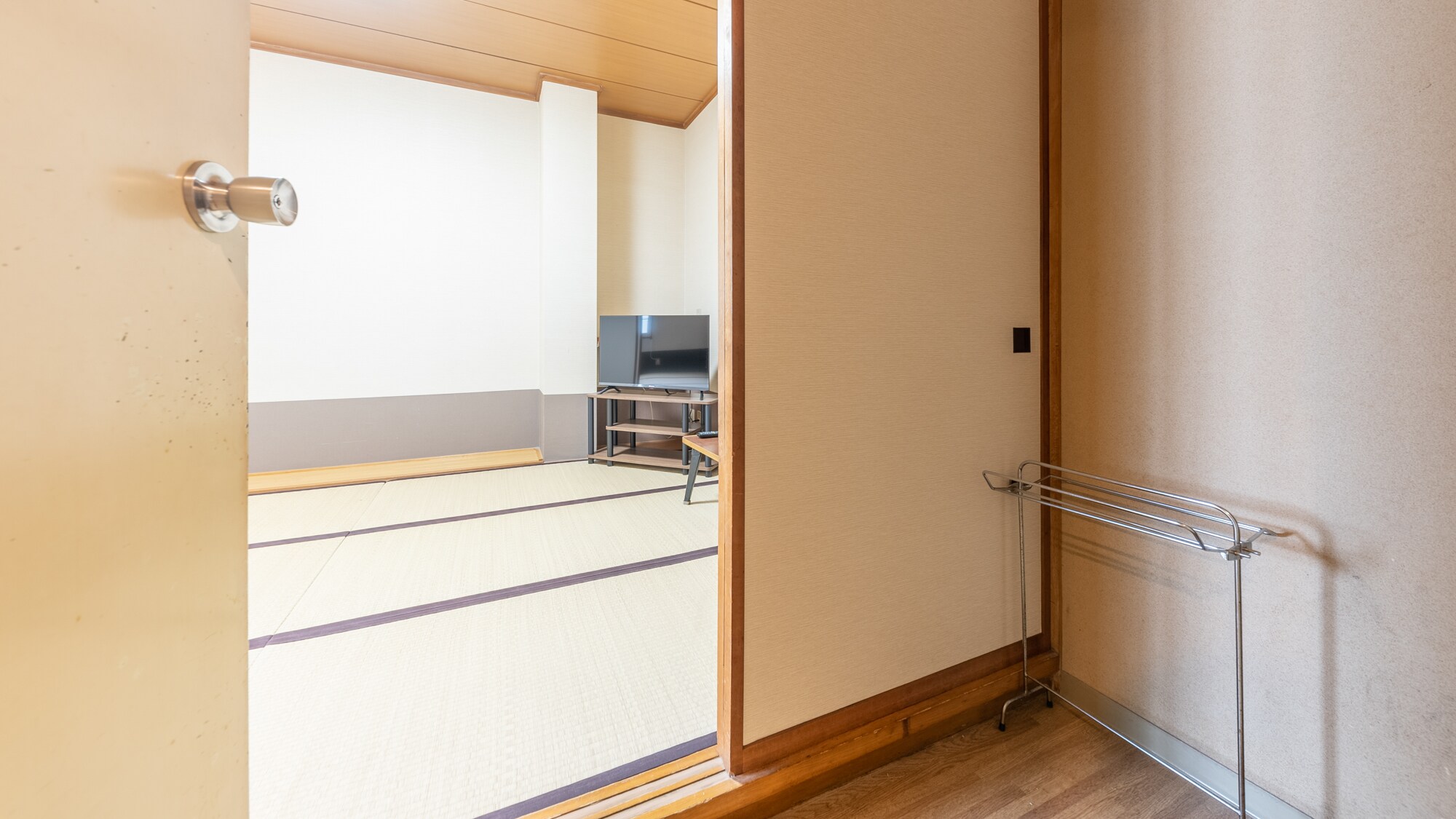 [Smoking] Japanese-style room for 1-4 people (shared bathroom and toilet)