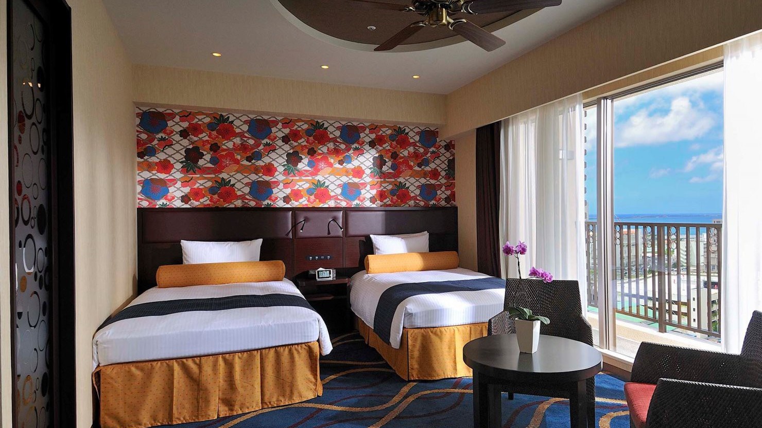 客房的靈感來自沖繩的自然風光，如大海、海浪、鮮花和陽光。高級雙床房（36.7平方米）