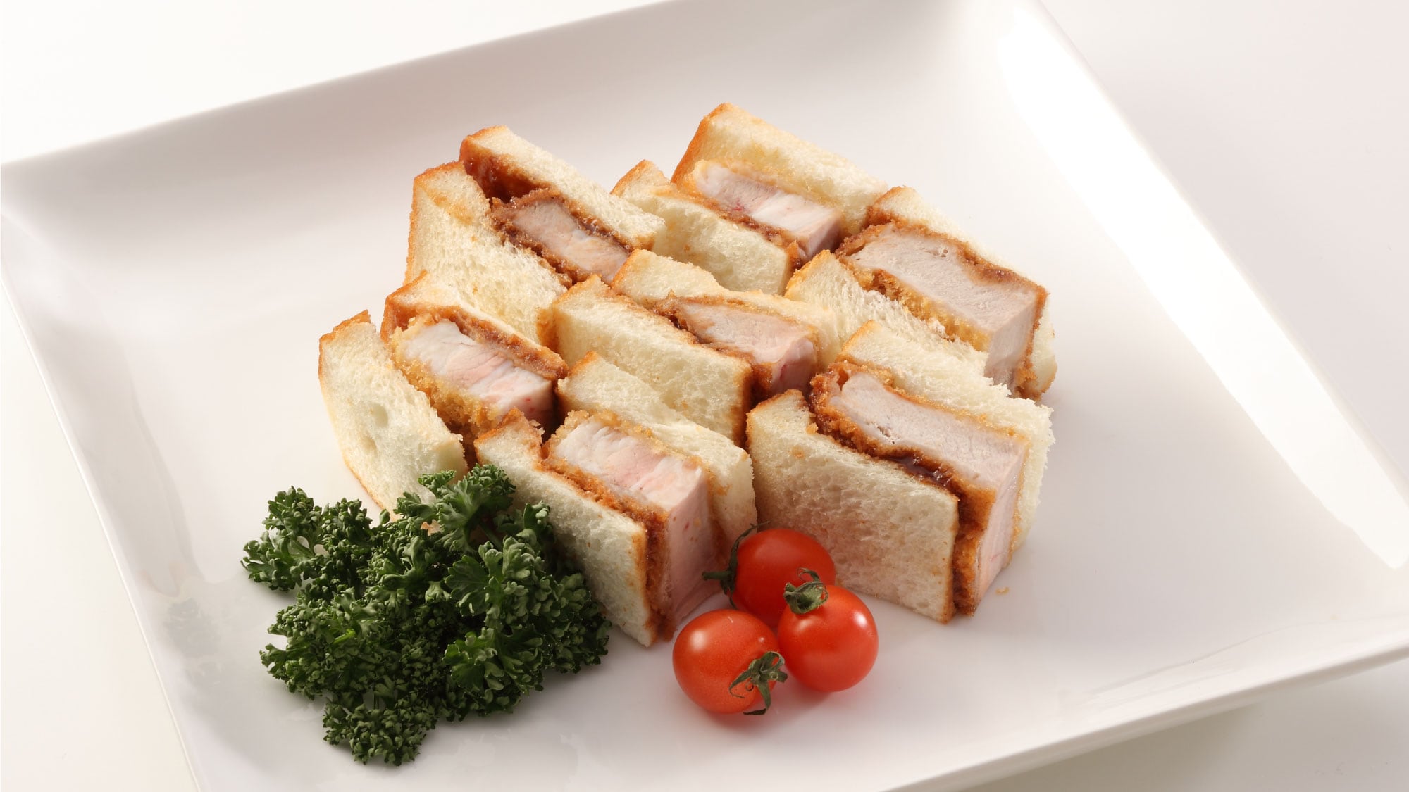 Sandwich potongan roti dengan ampas sake Mori dibuat menggunakan ampas sake dari perusahaan grup Naeba Sake Brewing Co., Ltd.