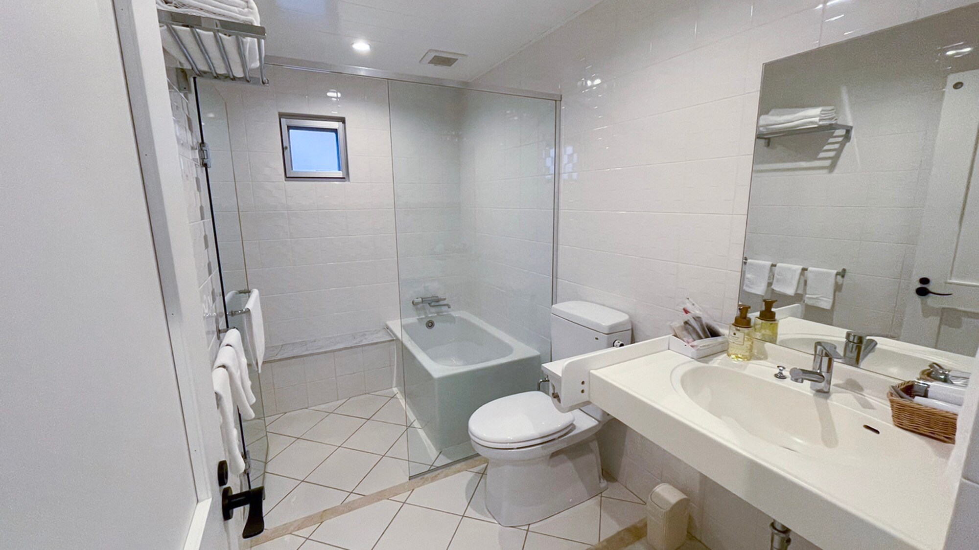 ・[2nd floor: Bathroom 1] A clean bathroom. Soak in the warm water and relieve the fatigue of your leisure activities.
