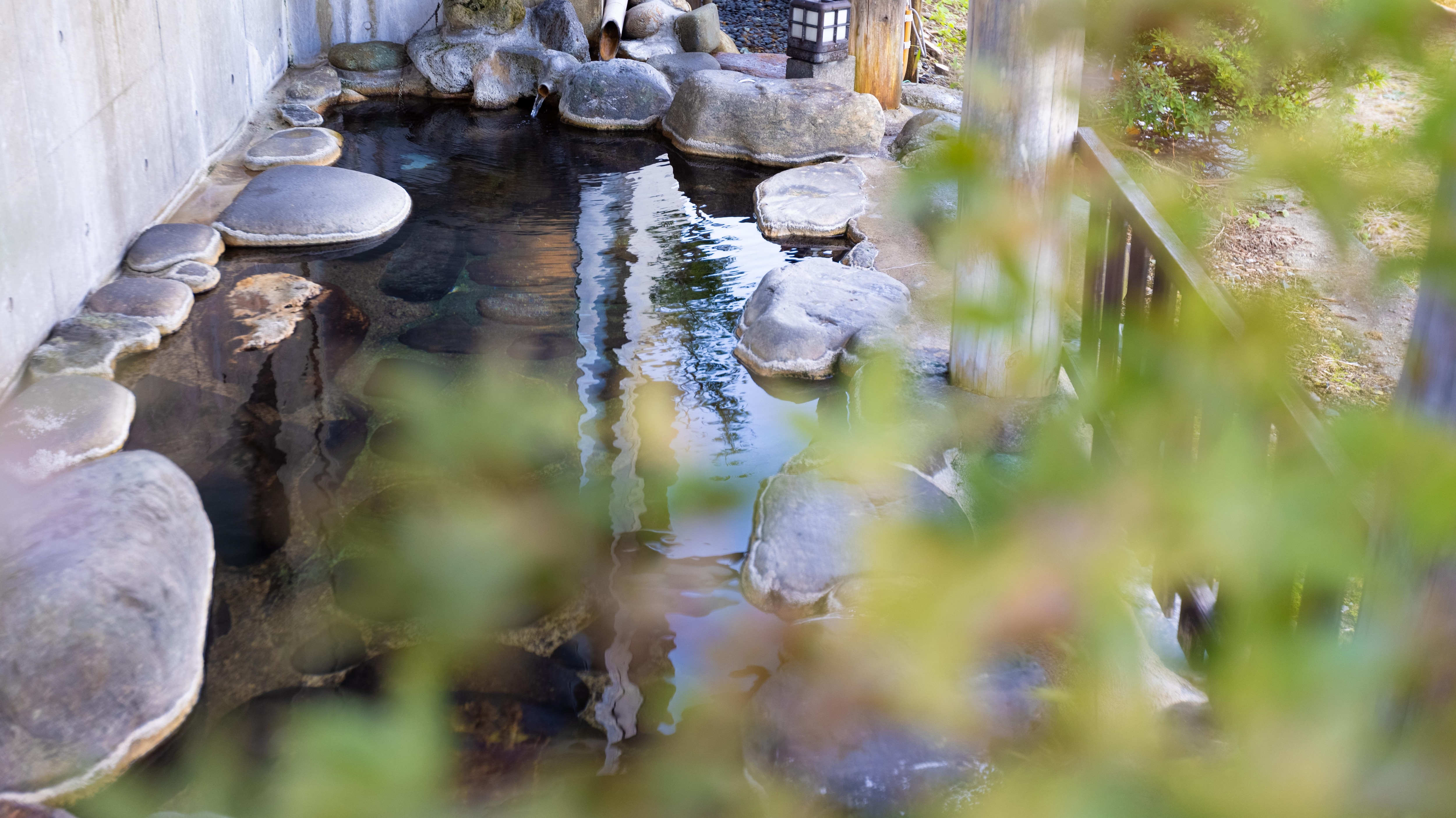 [Pemandian terbuka] Bersantailah tepat di sebelah Sungai Oguni, dengarkan suara katak sungai dan jangkrik sungai.