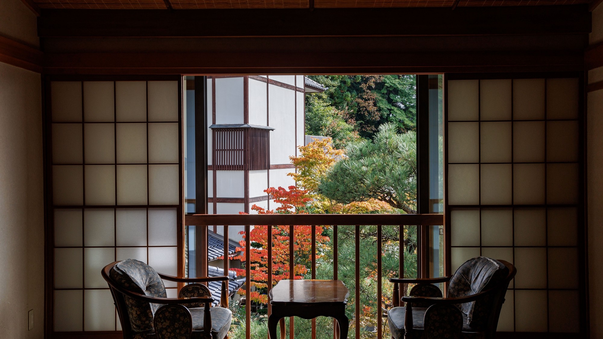 ■ [Kirishima] Main building Japanese-style room, 14 tatami mats / Overlooking the atmospheric Suwa Taisha Shrine