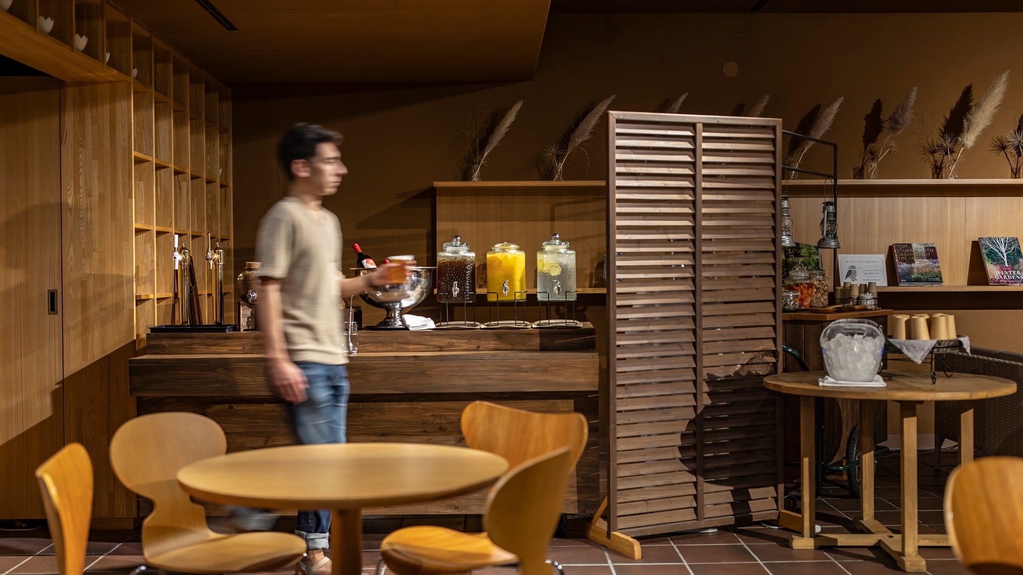 *Night Bar mở cửa hàng ngày, nơi du khách có thể thưởng thức đồ uống và đồ ăn nhẹ miễn phí.