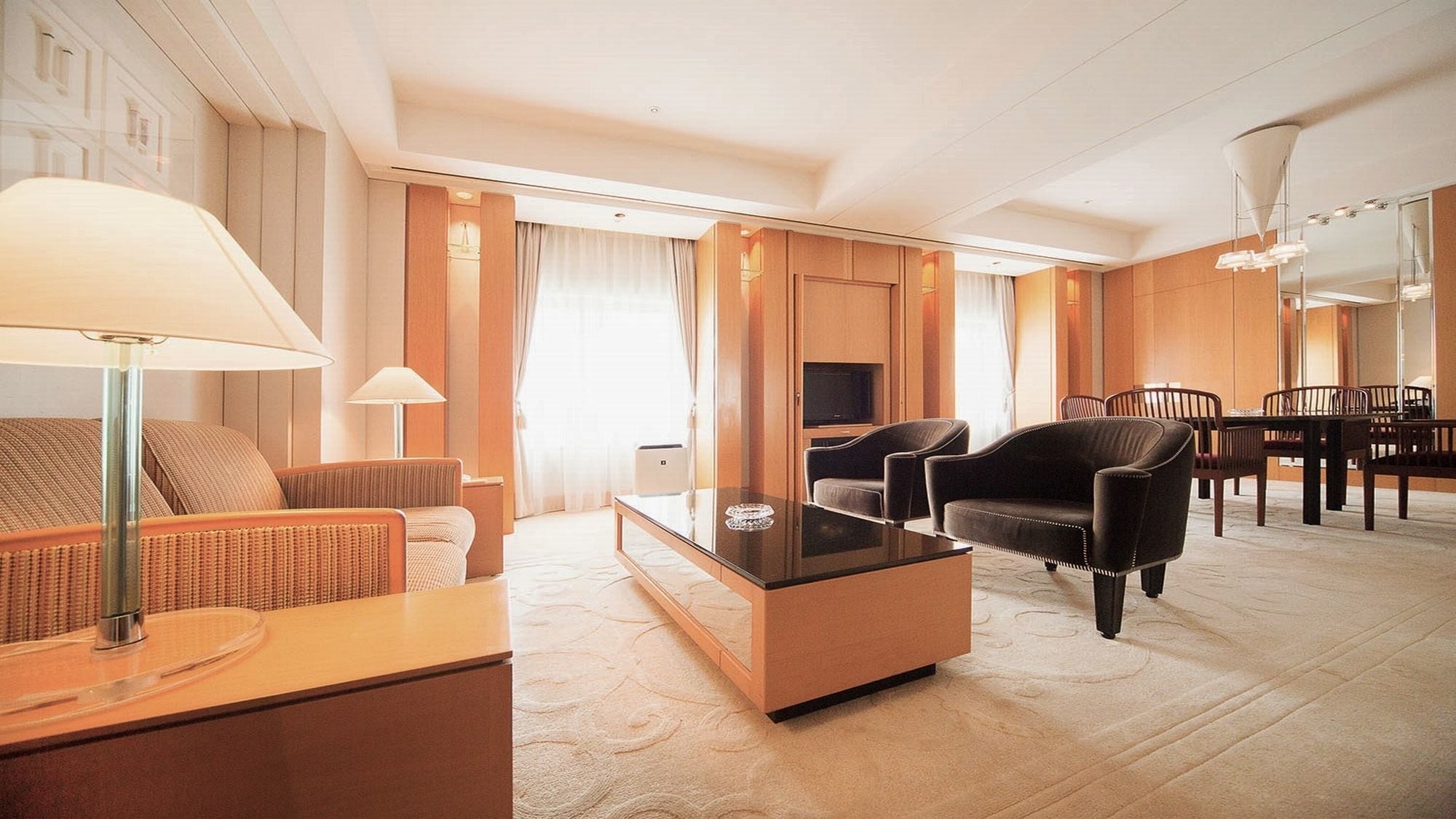 套房 □ 83 平方米 □ 床宽 240 厘米 特大床 有两个房间，一个卧室和一个客厅。