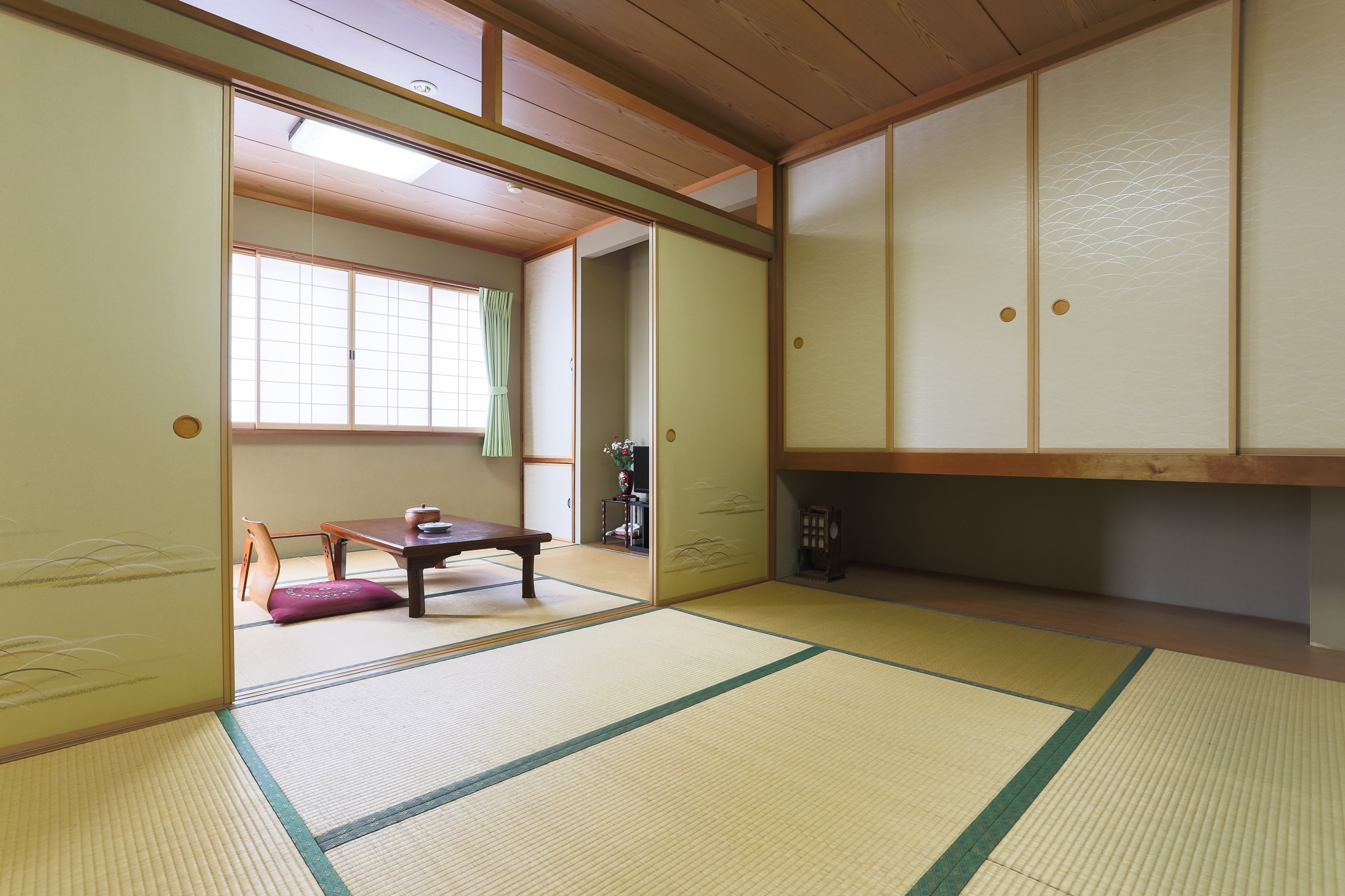 Phòng theo phong cách Nhật Bản (12 chiếu tatami) có bồn tắm và nhà vệ sinh