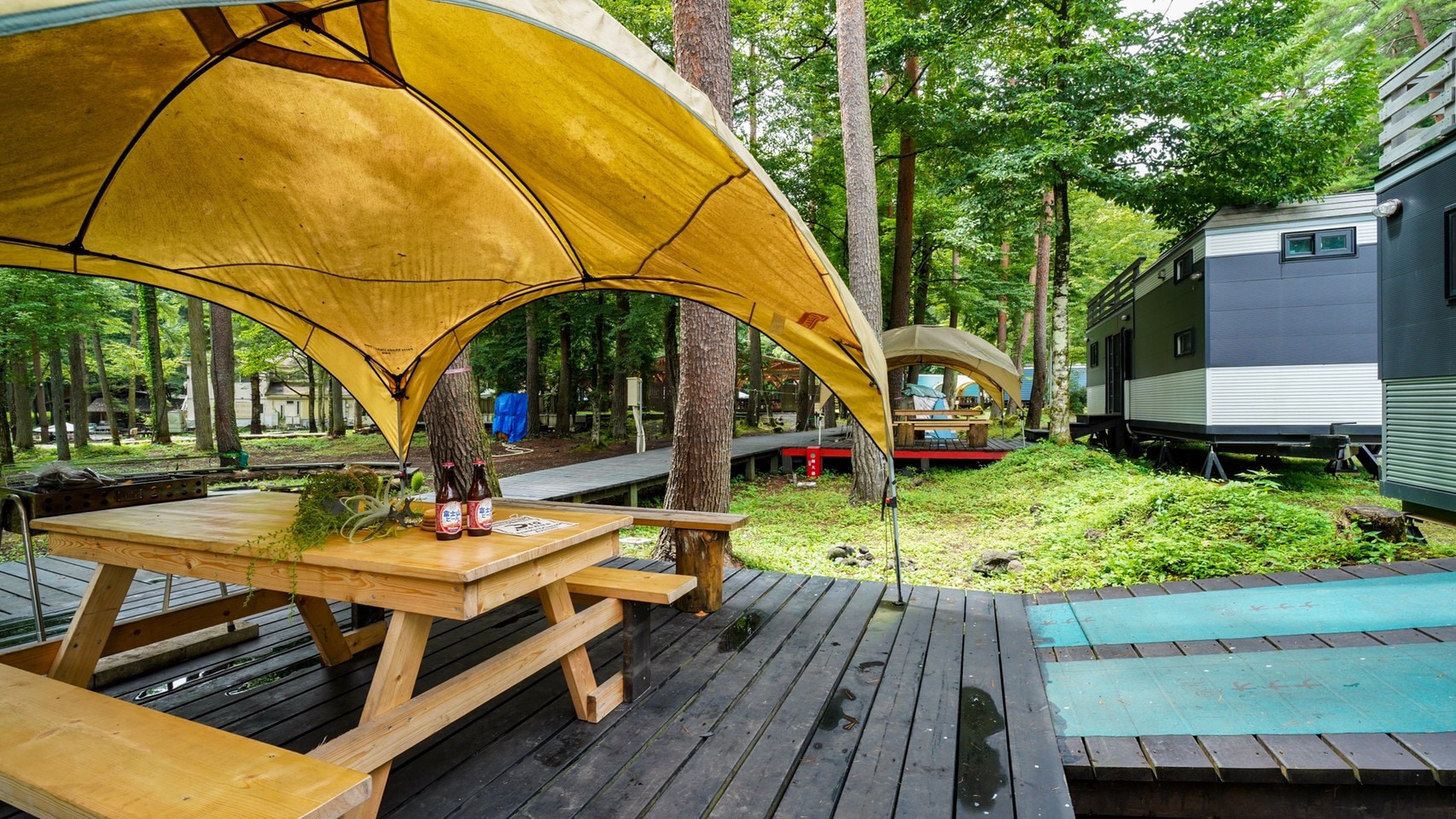 ・The trailer house “Journey” is equipped with a terrace with an individual tarp.