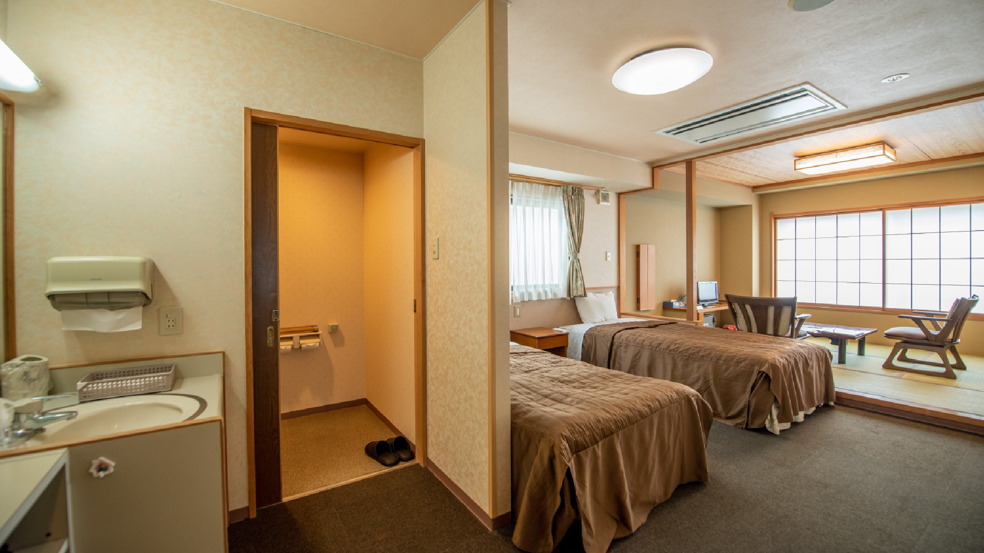 ・Barrier-free room “Toki no Ma” Japanese-style room 4.5 tatami mats + bedroom 4 tatami mats