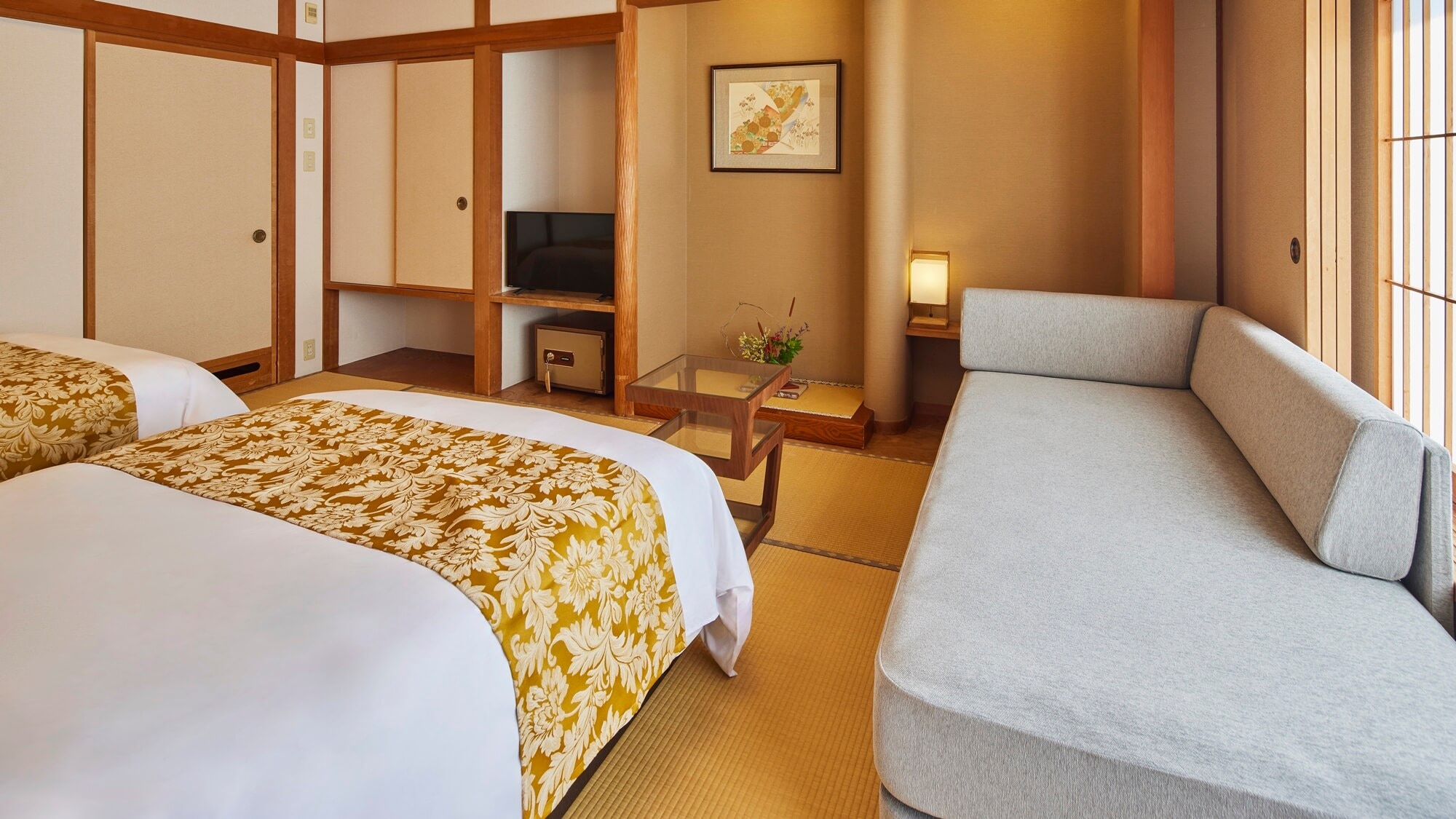 [East Wing] Equipped with a sofa bed, this room can accommodate up to 3 guests.