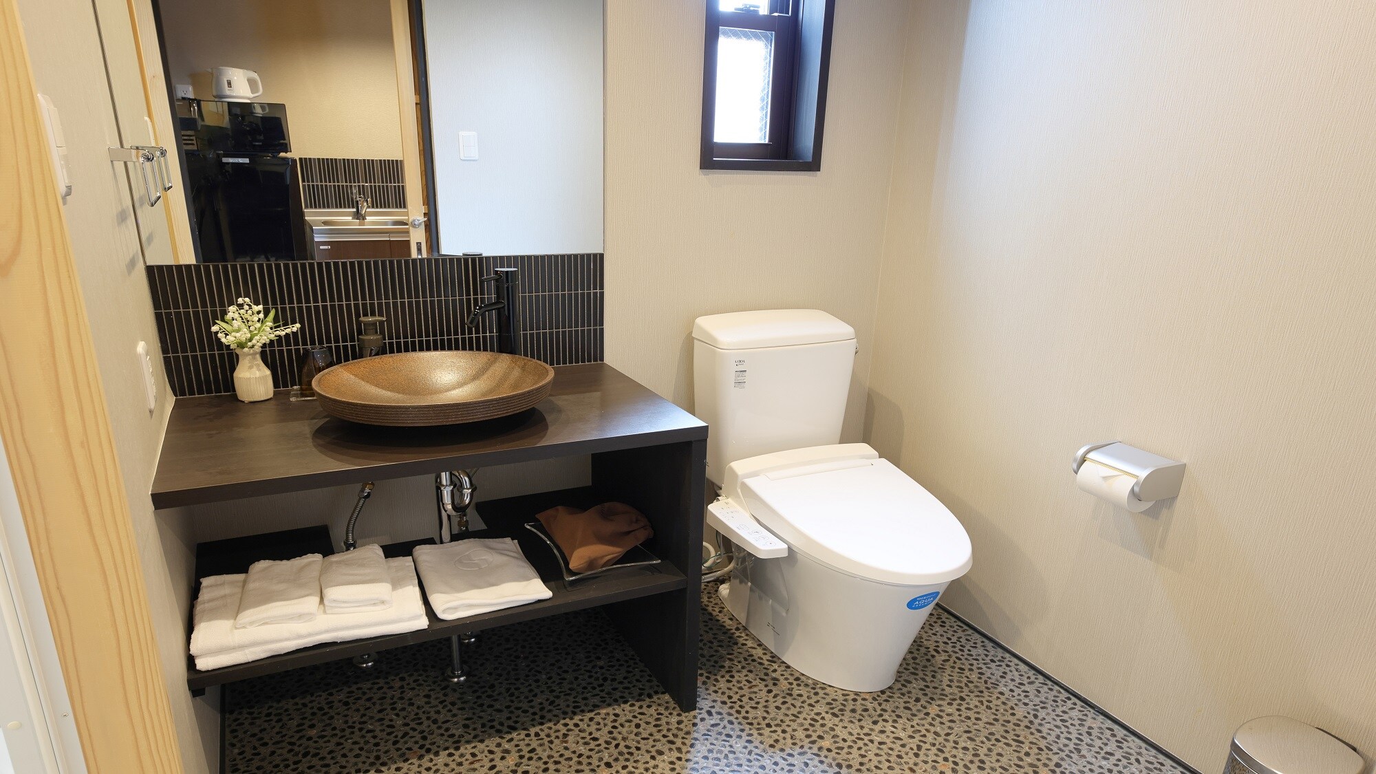 Lantai 2 (barat) kamar tamu (toilet)