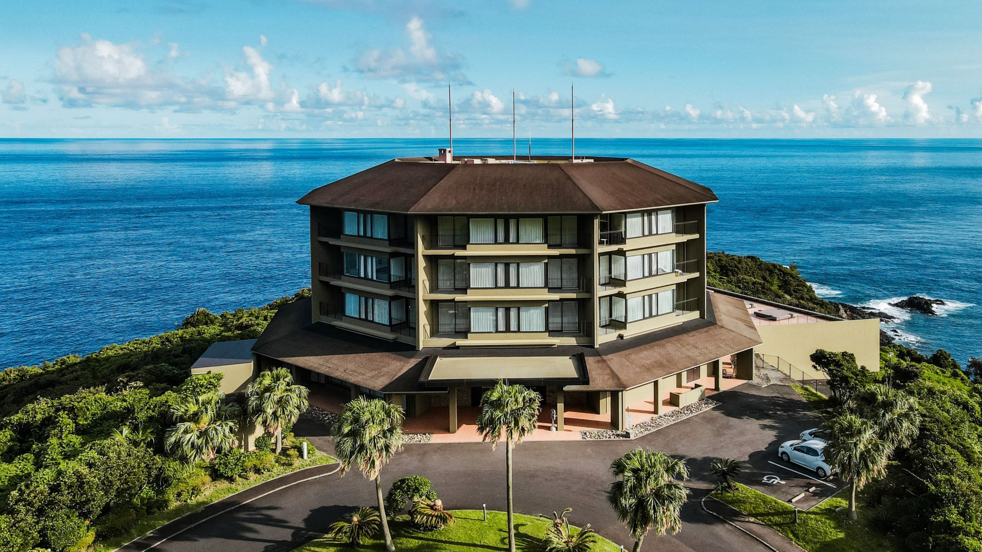 A location surrounded by the sea and trees where you can feel nature