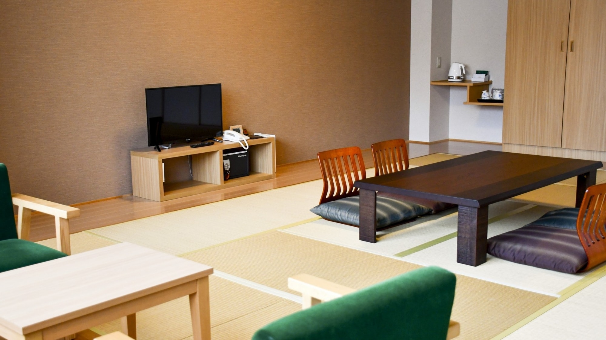 <Japanese-style room 12 to 15 tatami mats where you can relax and relax> Recommended for families and groups.