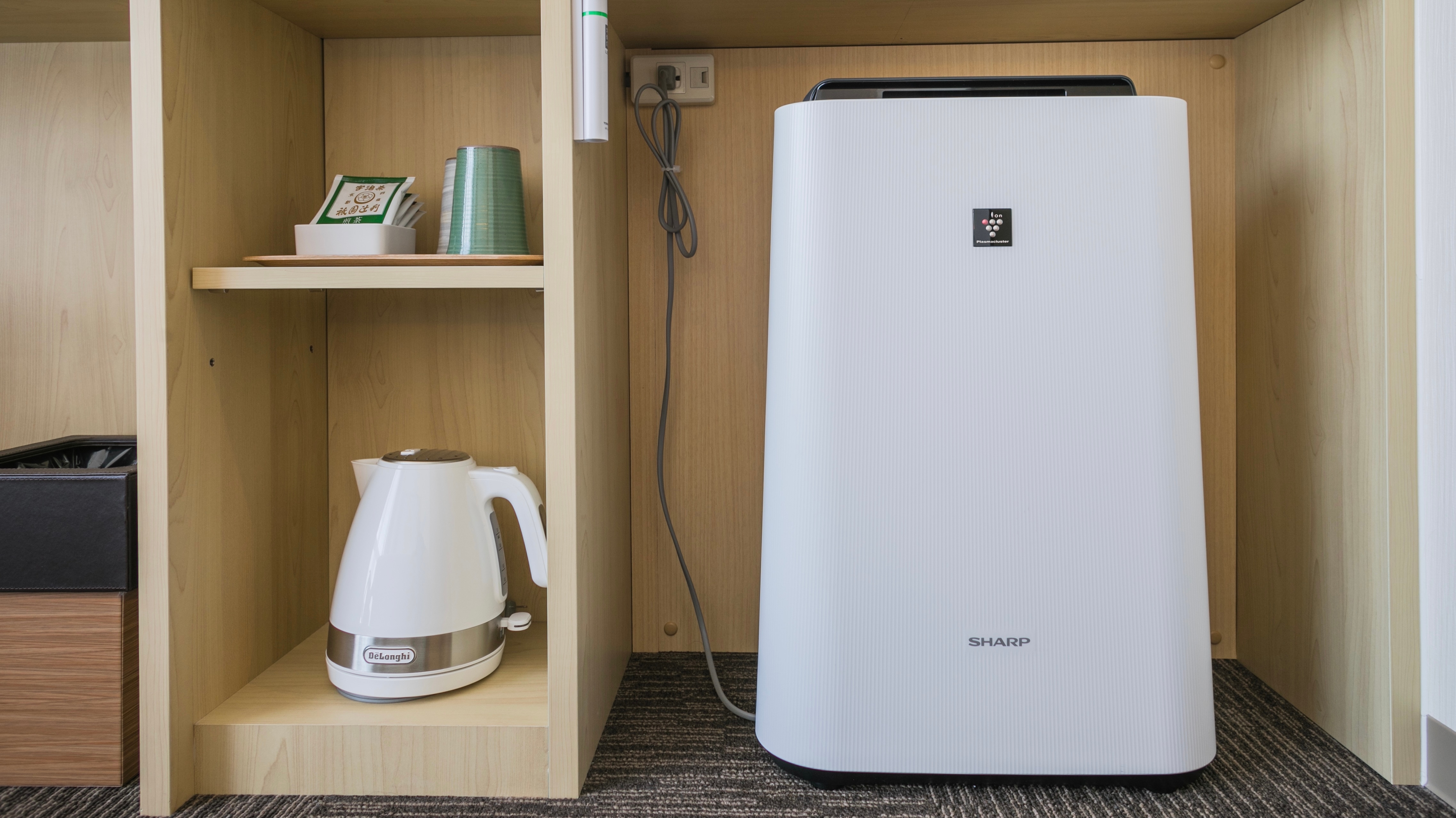 Air purifier with humidification function manufactured by Sharp Corporation (all rooms are equipped)