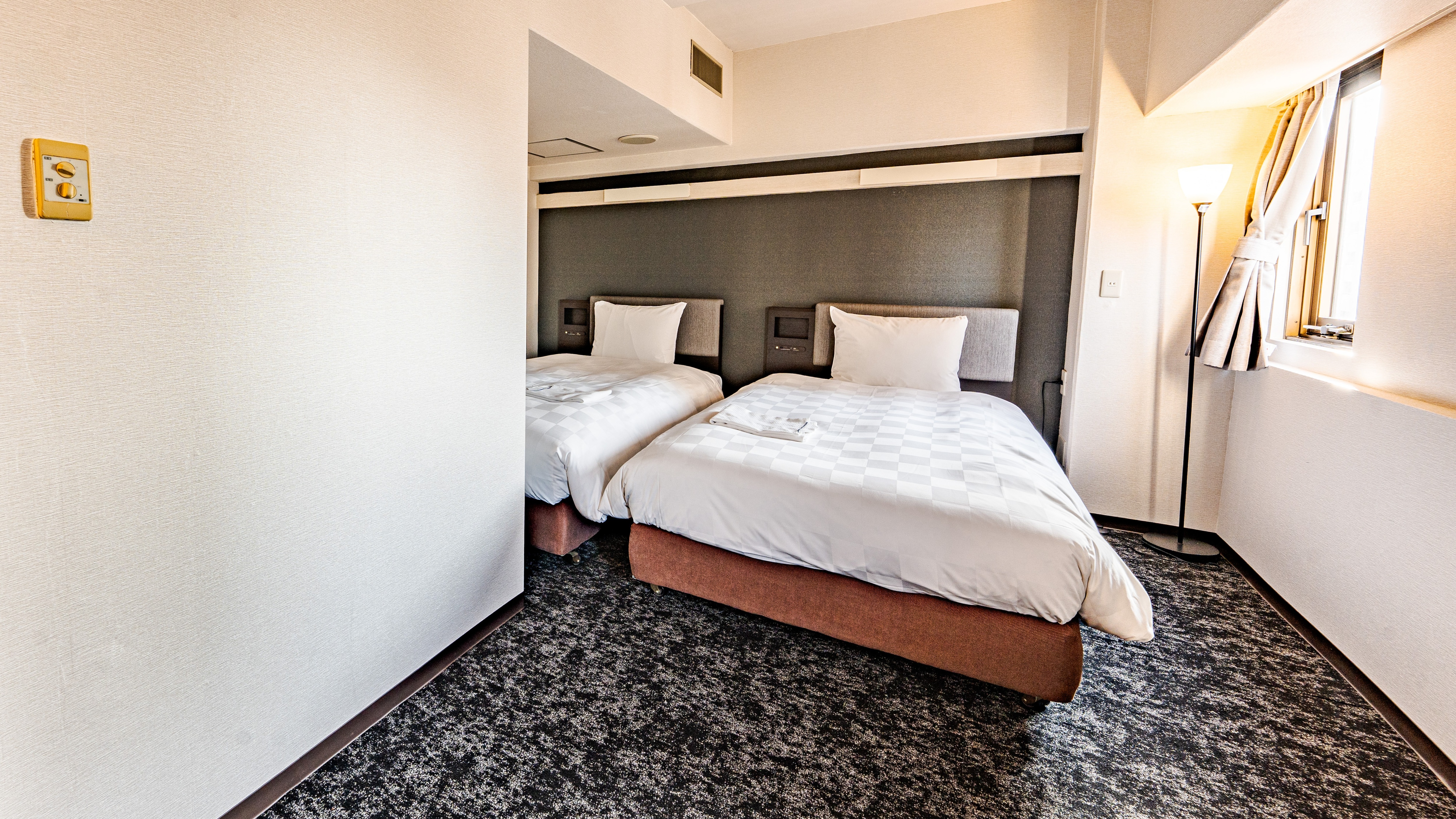 Deluxe Twin/Suitcases can be opened. (Example of a guest room)