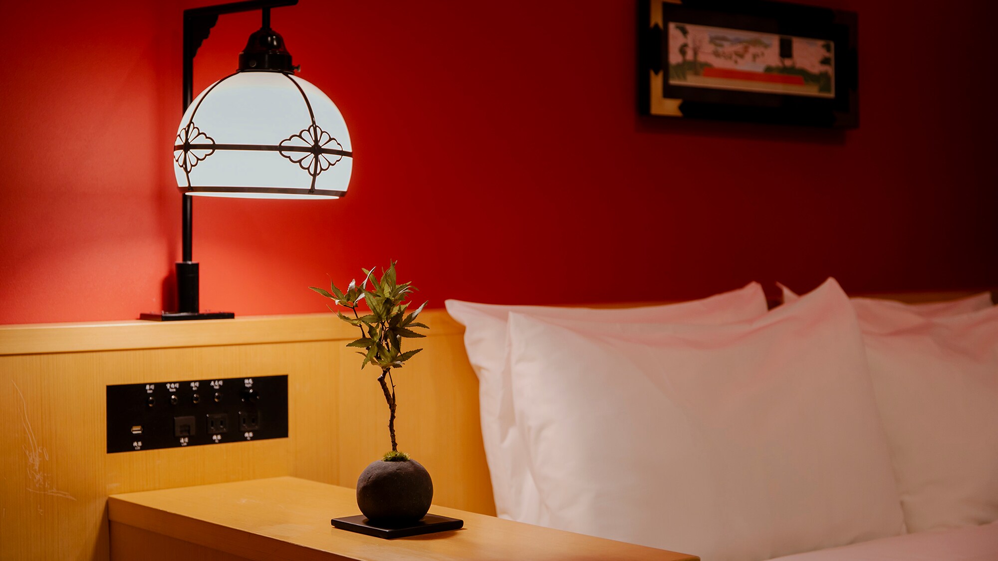 [Kabuki Room-Sakura] Art Deco style lighting that is also used in Minamiza. (C) SHOCHIKU