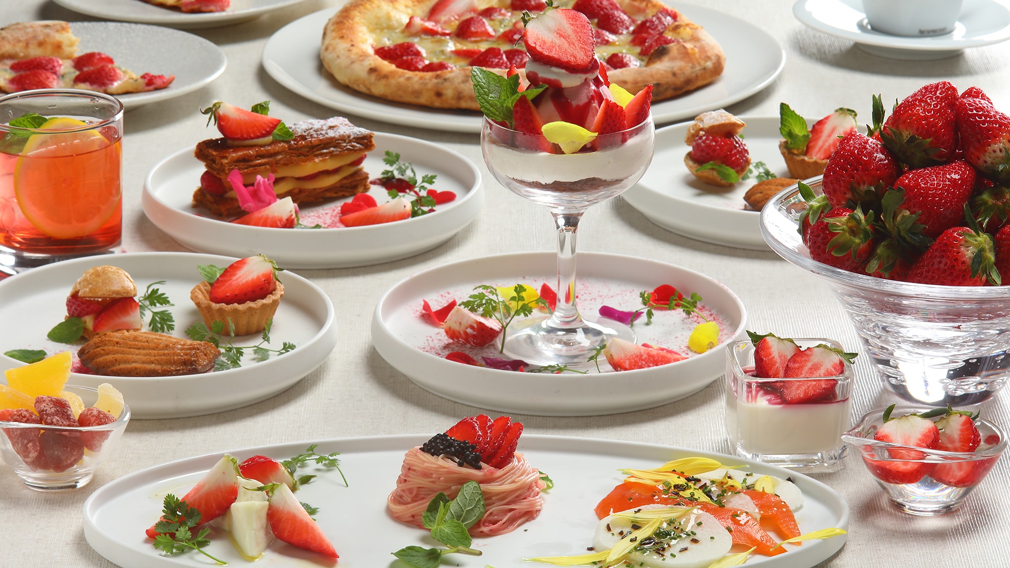 いちご家めい」の女峰を贅沢に盛り付け。旬の甘みと彩りが春の目覚めを告げる、特別なひとときをお過ごしい