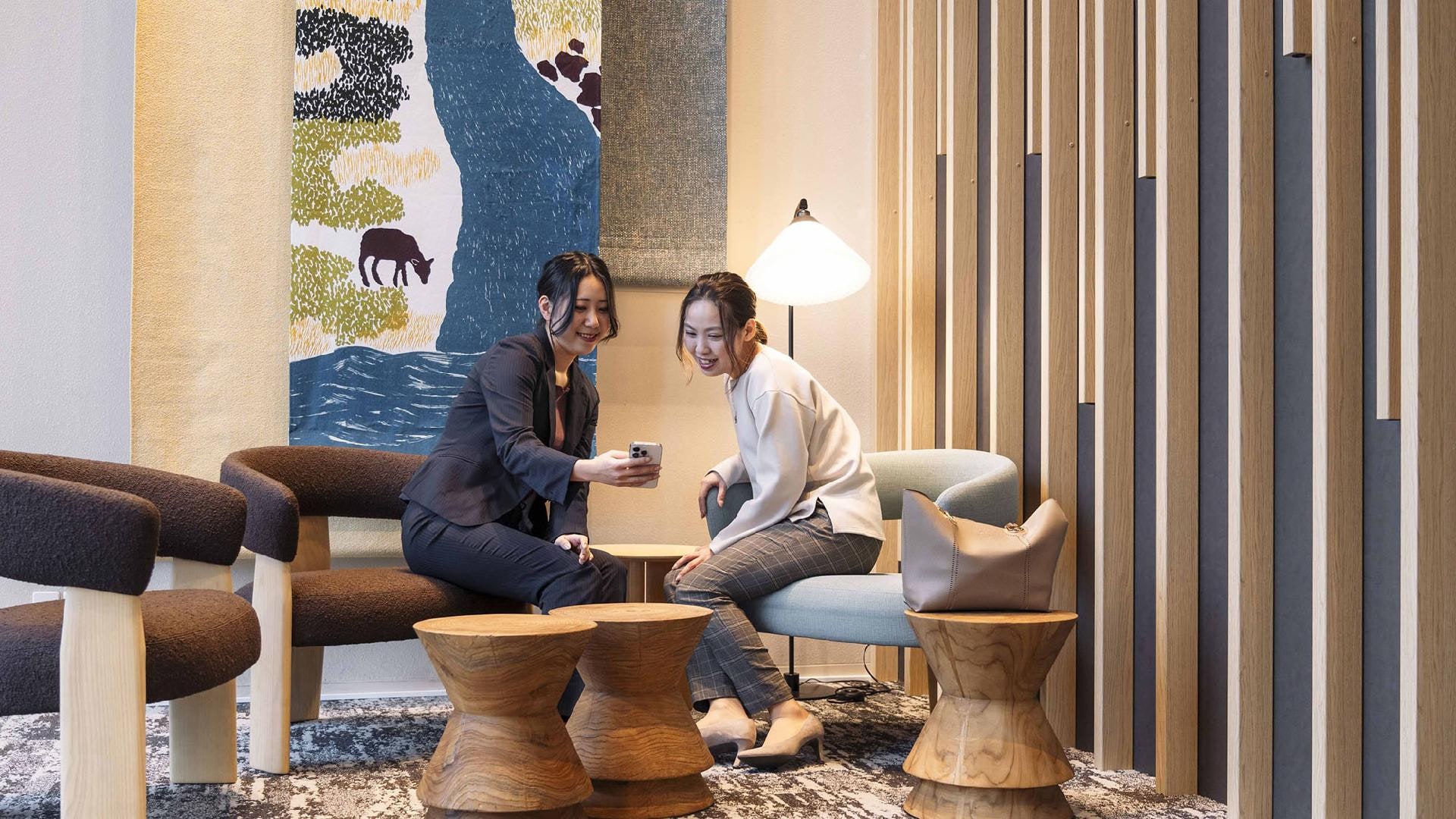 [Lobby] You can relax before checking in, after checking out, or during your stay.