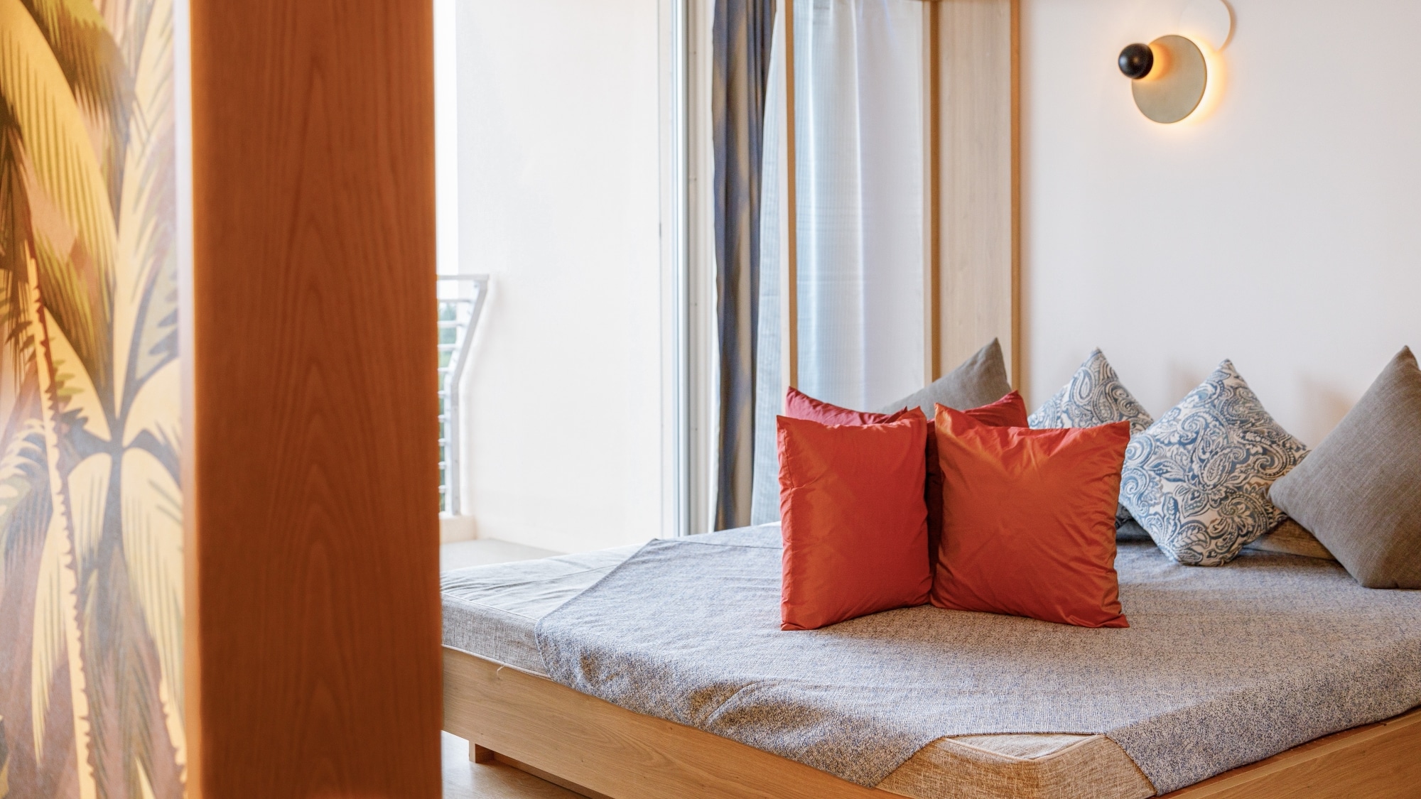 [Main Building/Corner Deluxe Room] Enjoy a comfortable resort life.