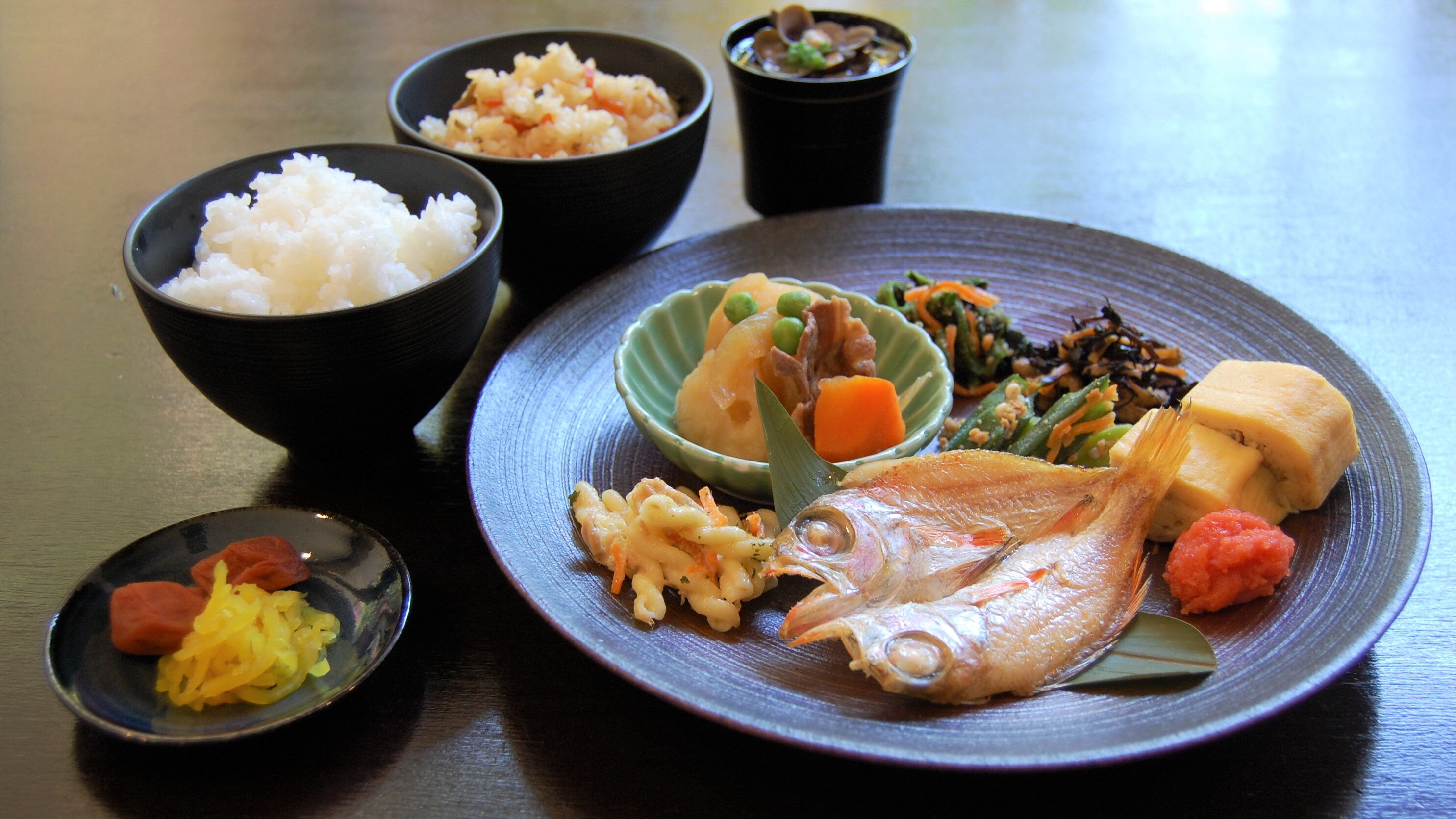 Breakfast buffet: Japanese style presentation