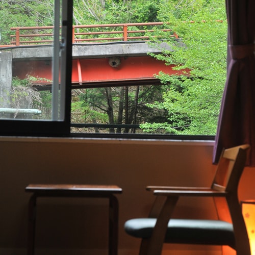 The clear stream of the Ozawane River runs along the grounds of Unkeiso. The standard Japanese-style room with 8 tatami mats has a beautiful murmuring under your eyes.